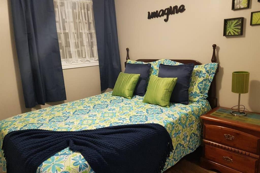 Sarnia's Hidden Gem - 3 BR/2 BA by College/Hwy/Arena