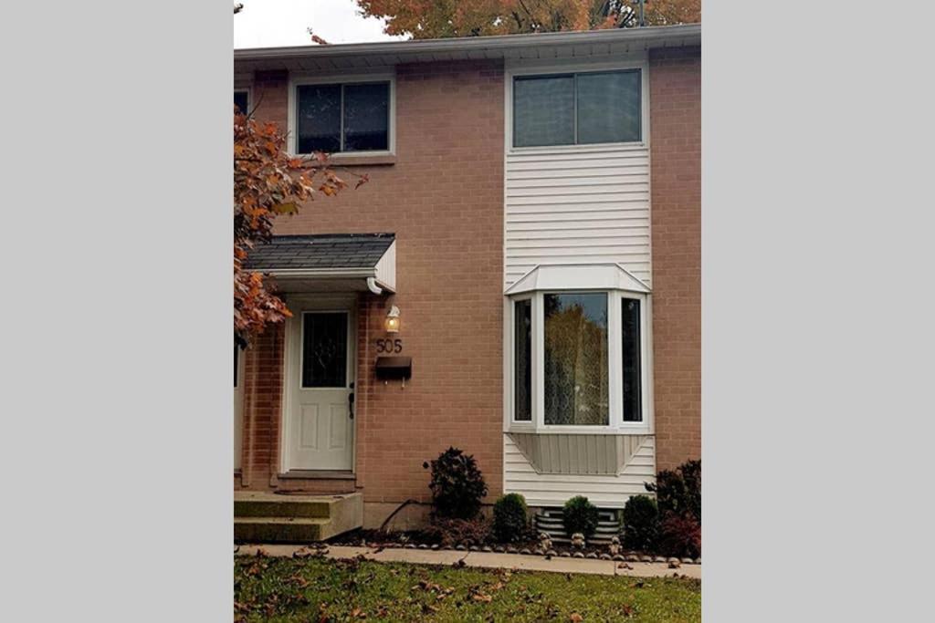 Sarnia's Hidden Gem - 3 BR/2 BA by College/Hwy/Arena