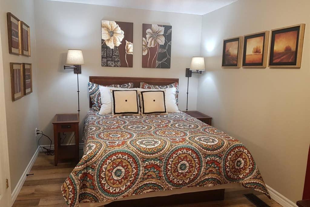 Sarnia's Hidden Gem - 3 BR/2 BA by College/Hwy/Arena