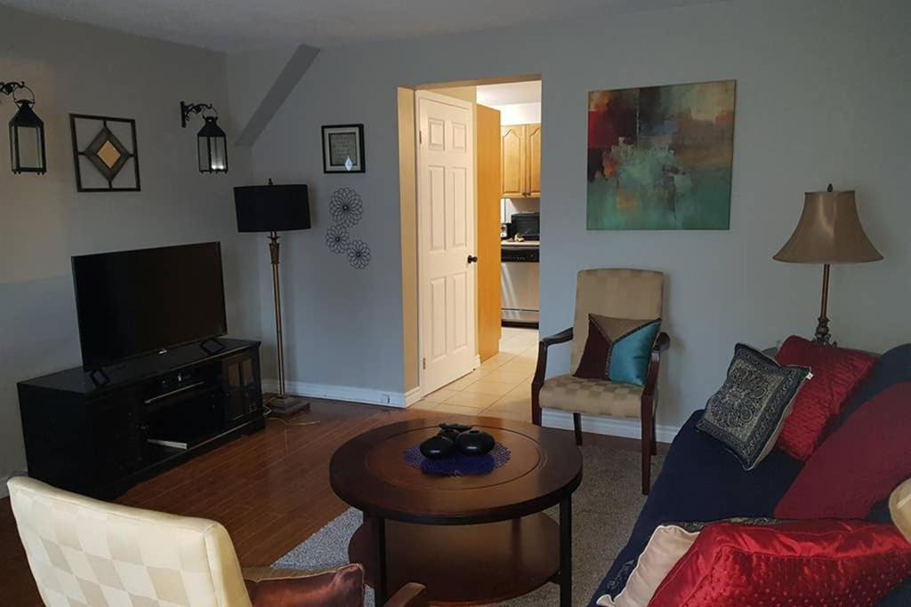 Sarnia's Hidden Gem - 3 BR/2 BA by College/Hwy/Arena
