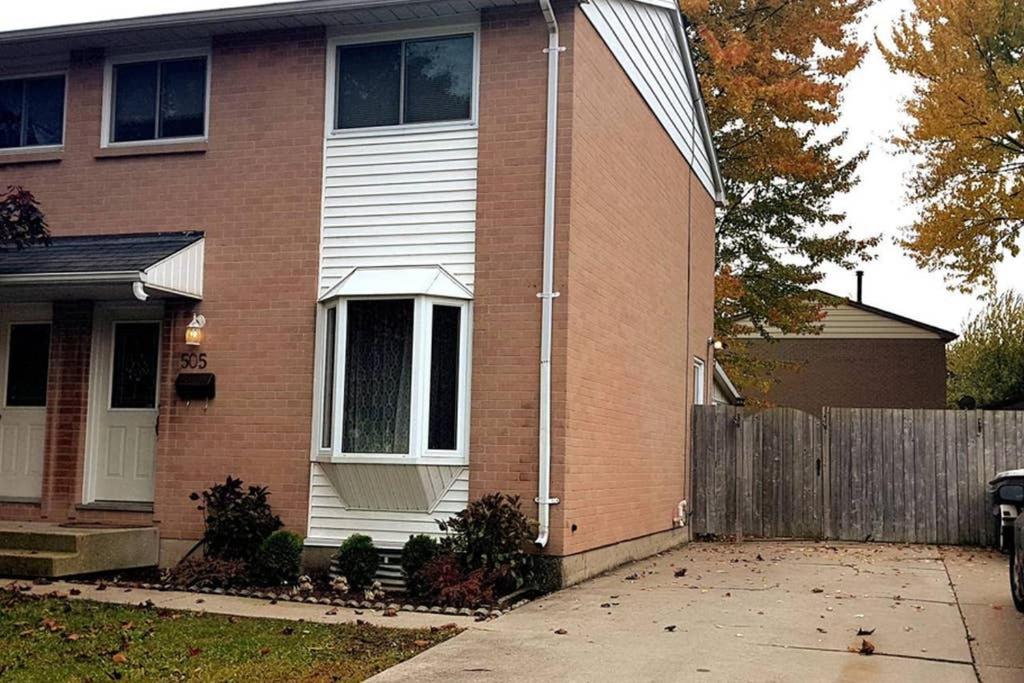 Sarnia's Hidden Gem - 3 BR/2 BA by College/Hwy/Arena