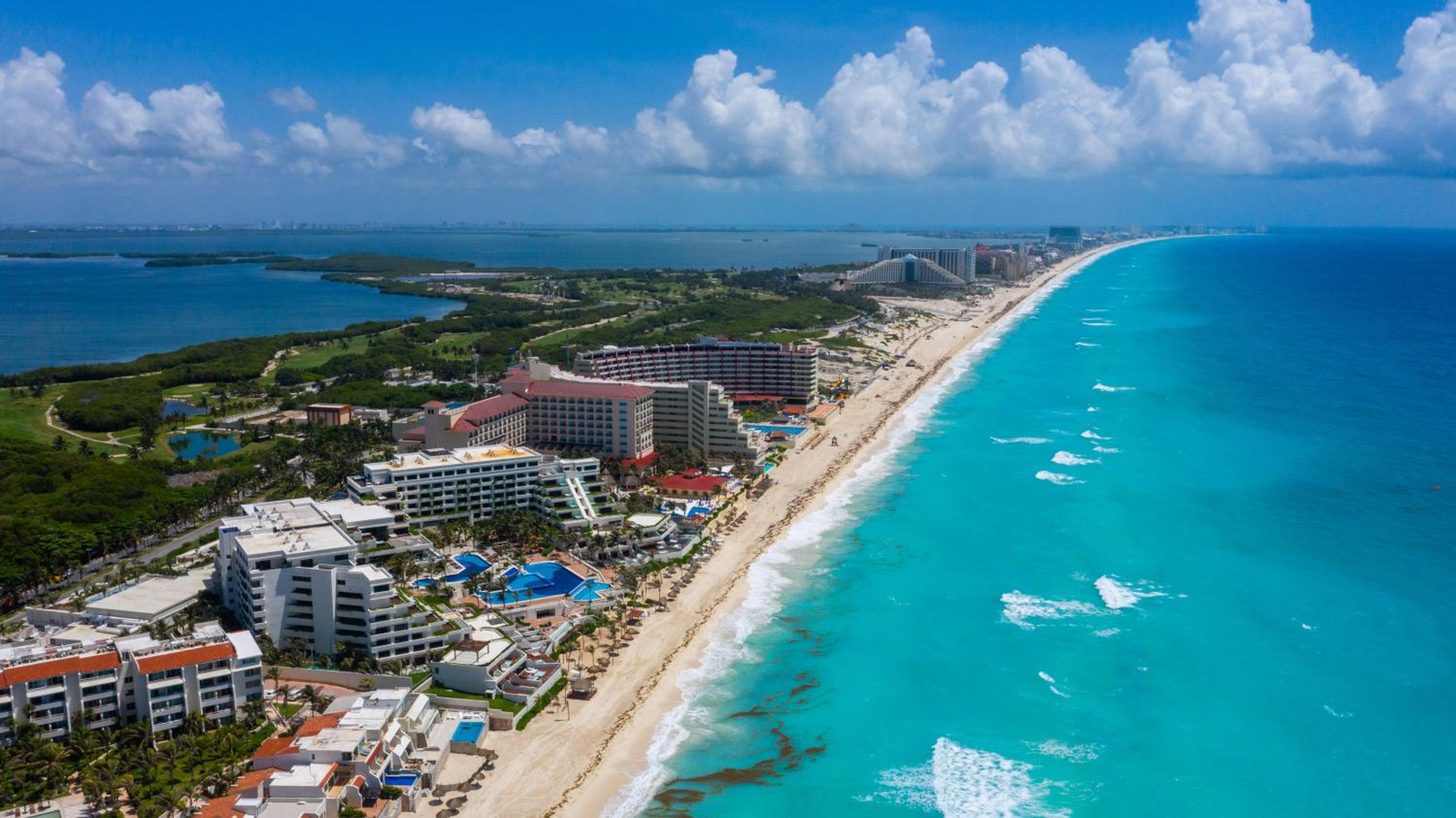 Brisas Shores 209 Beachfront Apartment with terrace, Cancun Hotel Zone, 1 bedroom