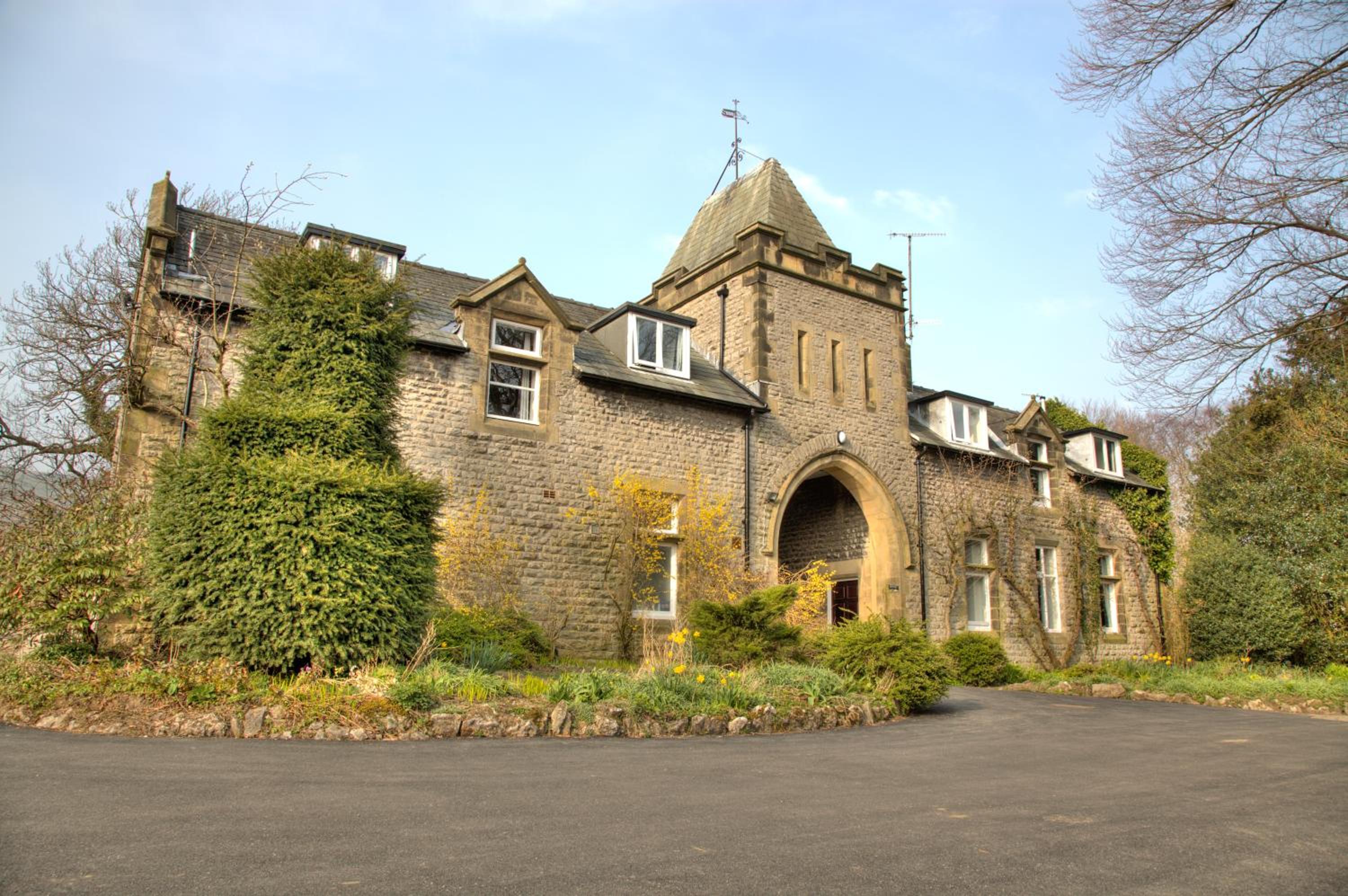 YHA Castleton Losehill Hall view 3