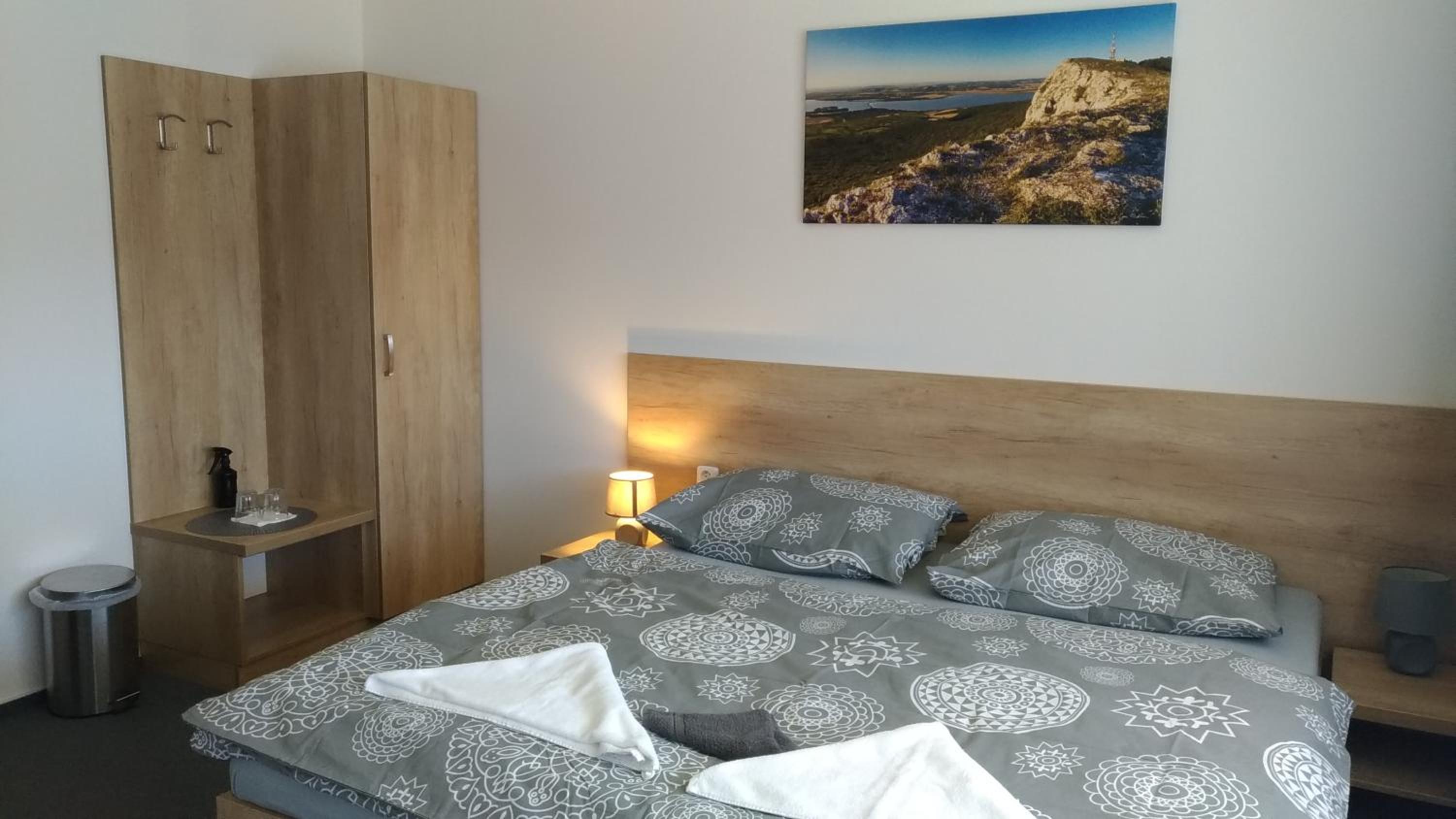 Penzion Kometa - rodinný pobyt u Novomlýnských jezer s komfortem, restaurací a dětskou zónou