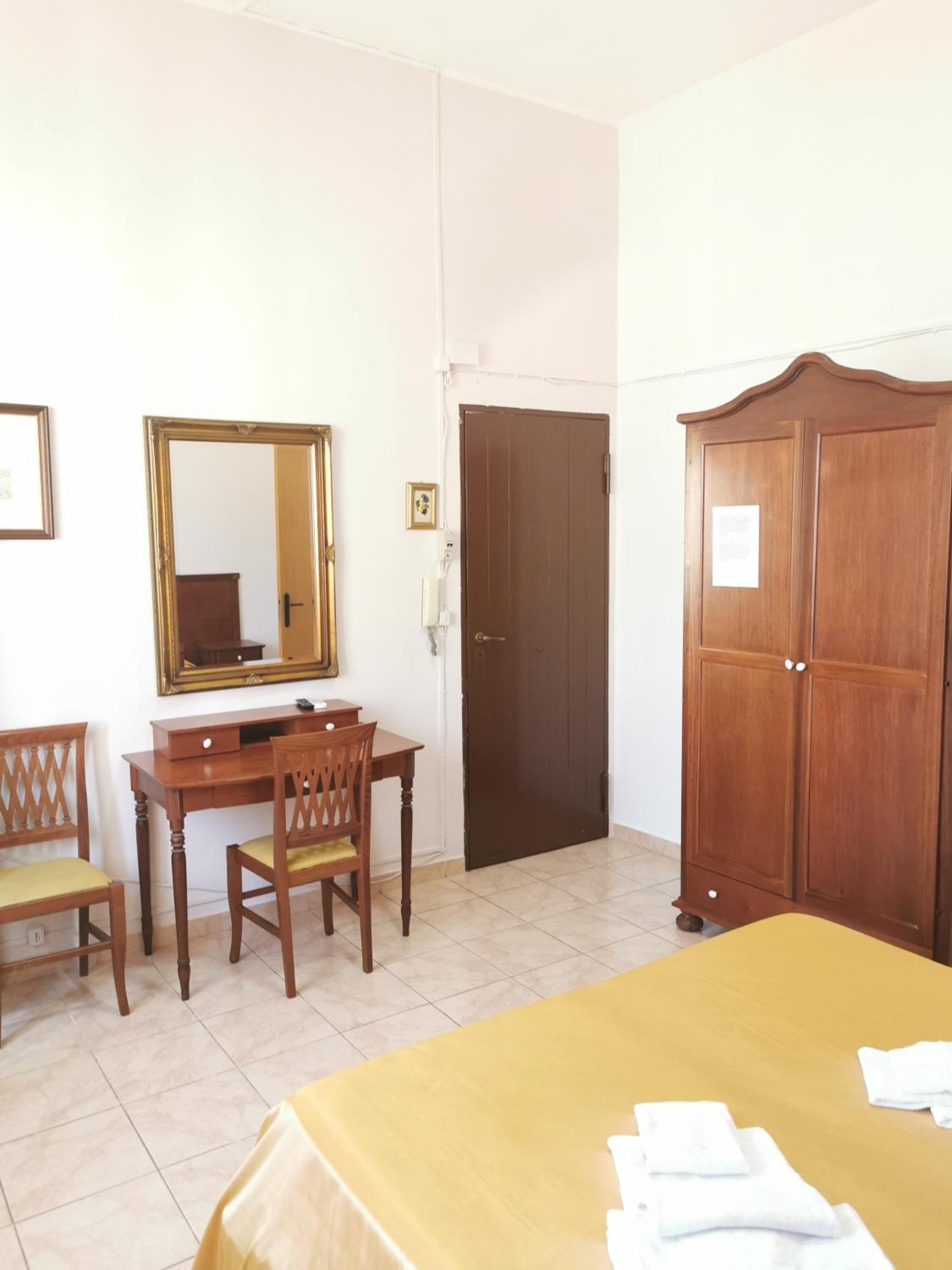 I Cappuccini Rooms en Catania — hotel room