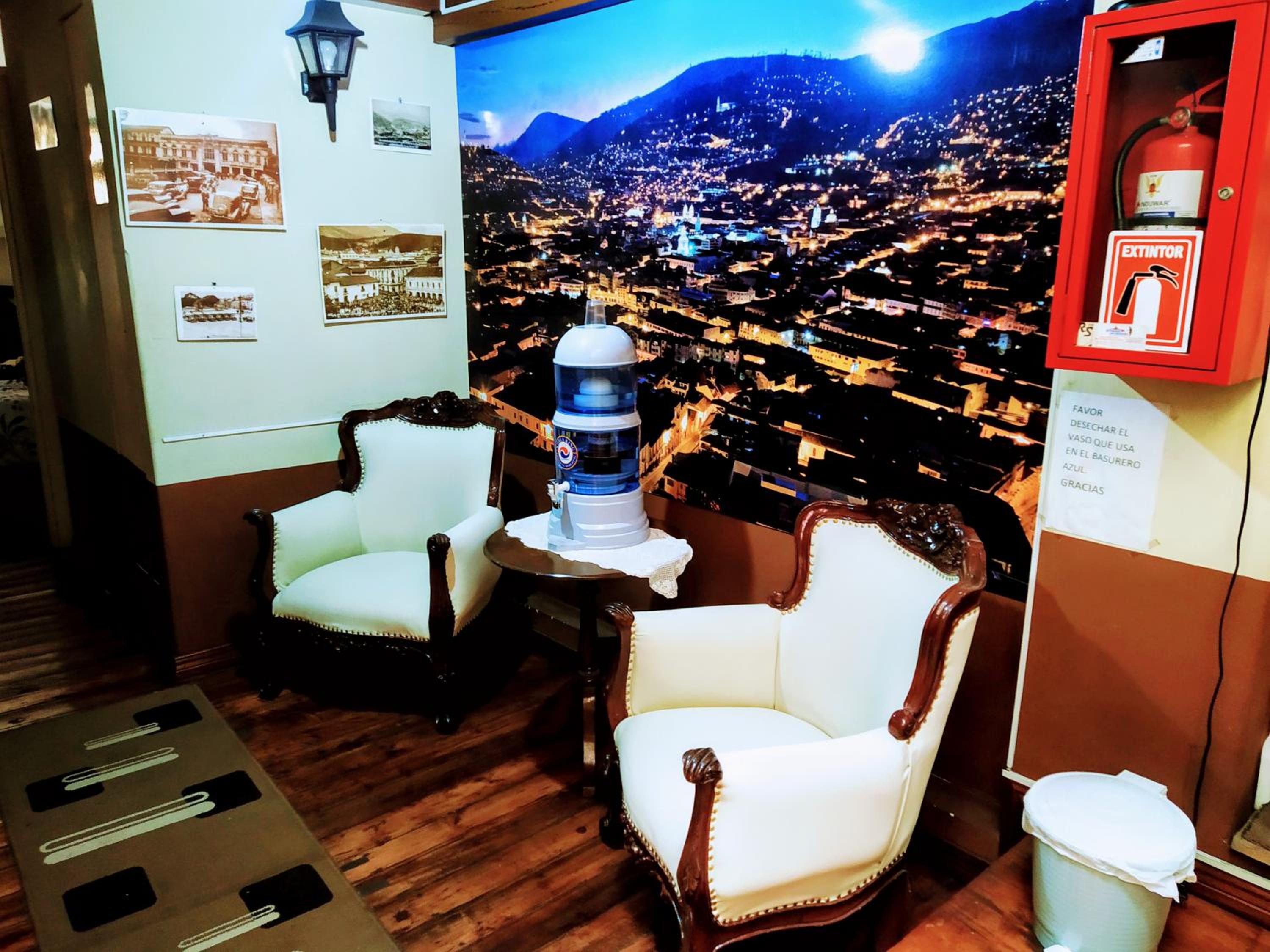 Hostal Latitud Ecuem