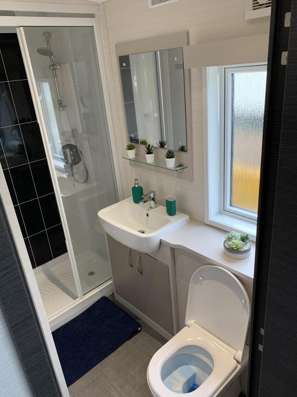 Lola Lodge - Luxury Hot Tub Retreat view 2