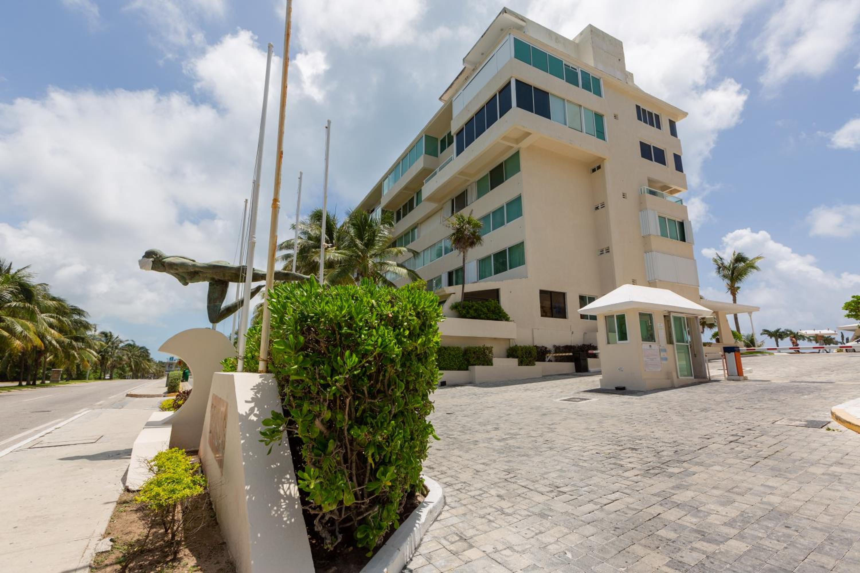 Brisas Shores 209 Beachfront Apartment with terrace, Cancun Hotel Zone, 1 bedroom