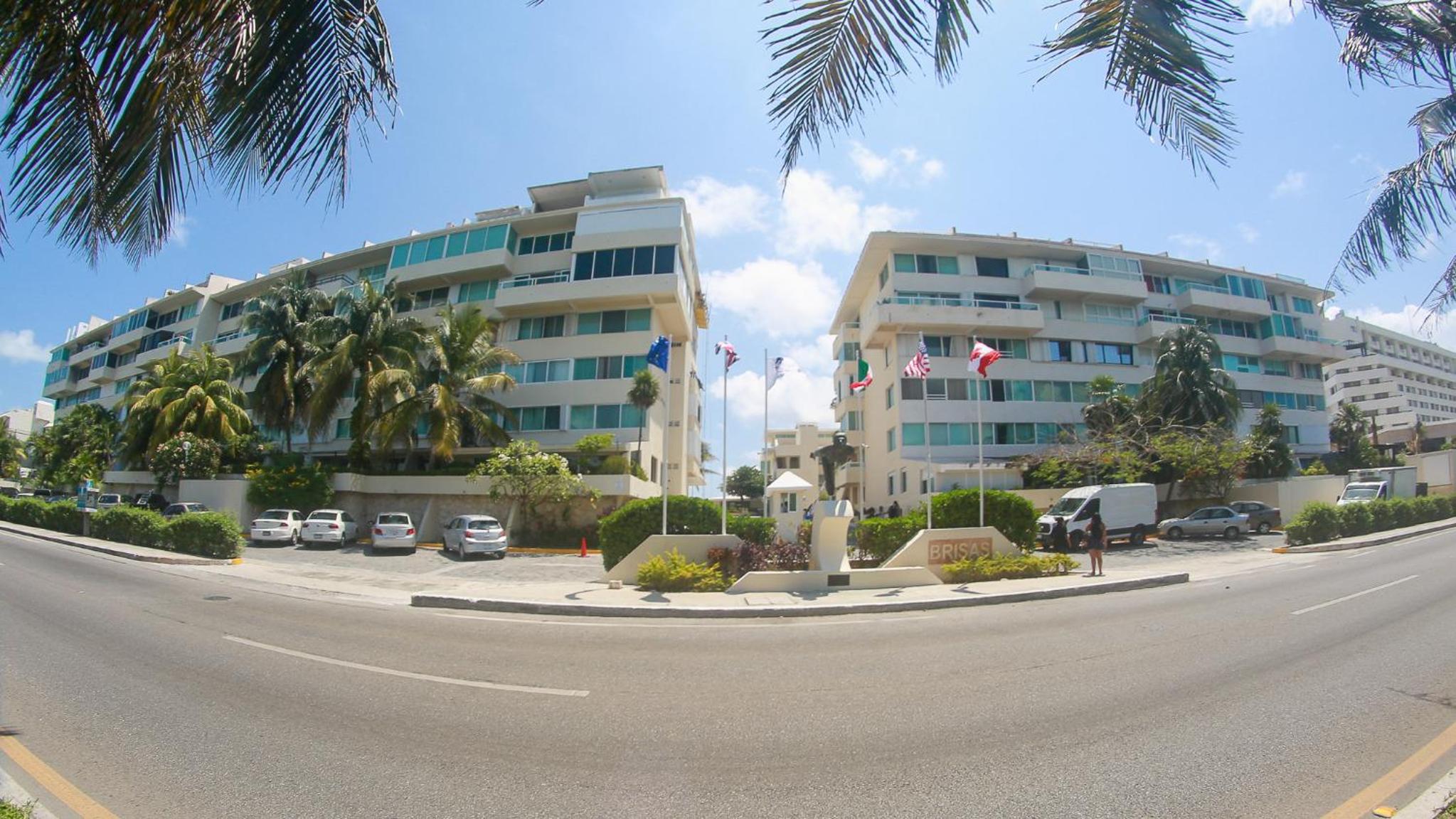 Brisas Shores 209 Beachfront Apartment with terrace, Cancun Hotel Zone, 1 bedroom