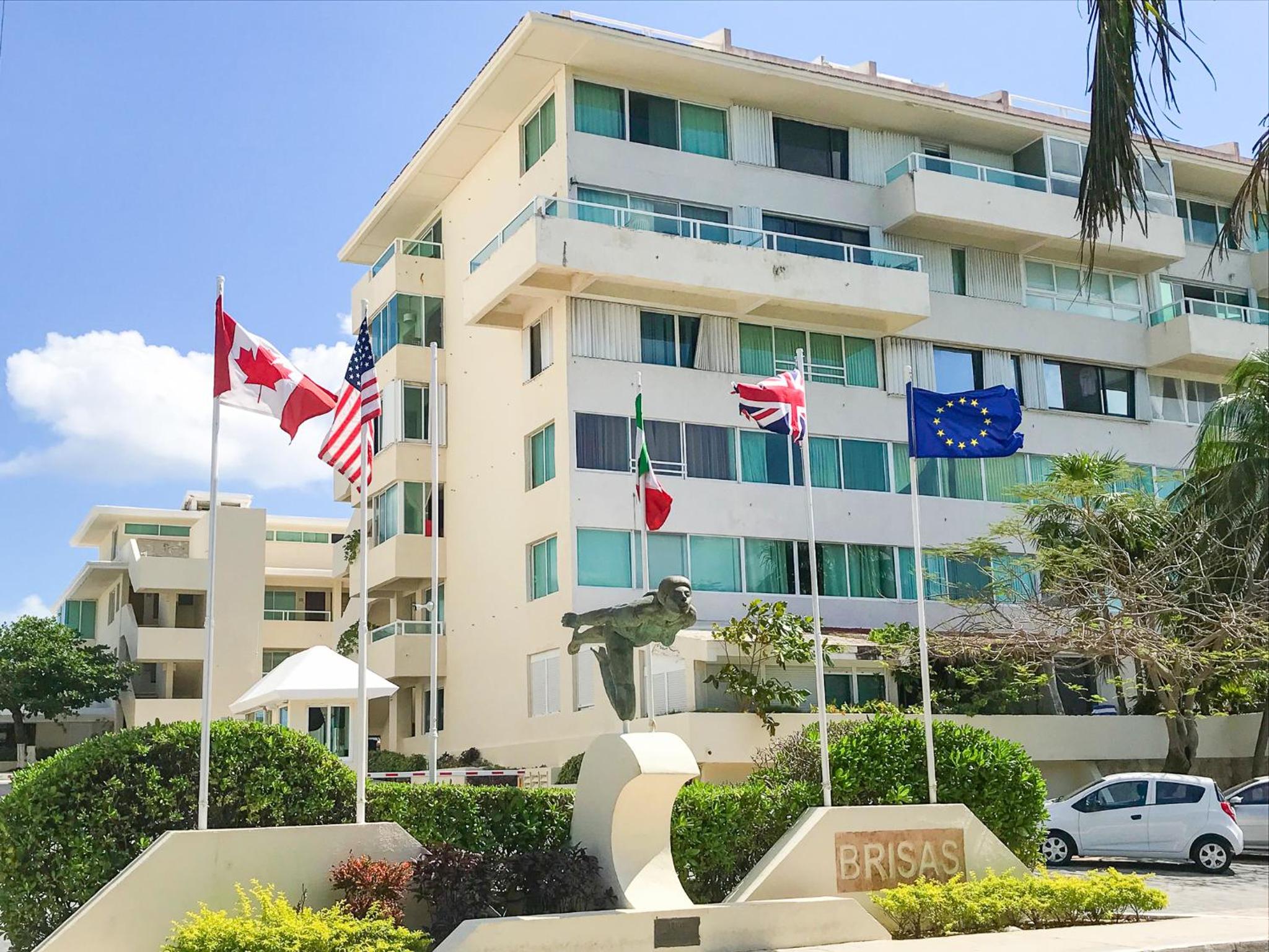 Brisas Shores 209 Beachfront Apartment with terrace, Cancun Hotel Zone, 1 bedroom