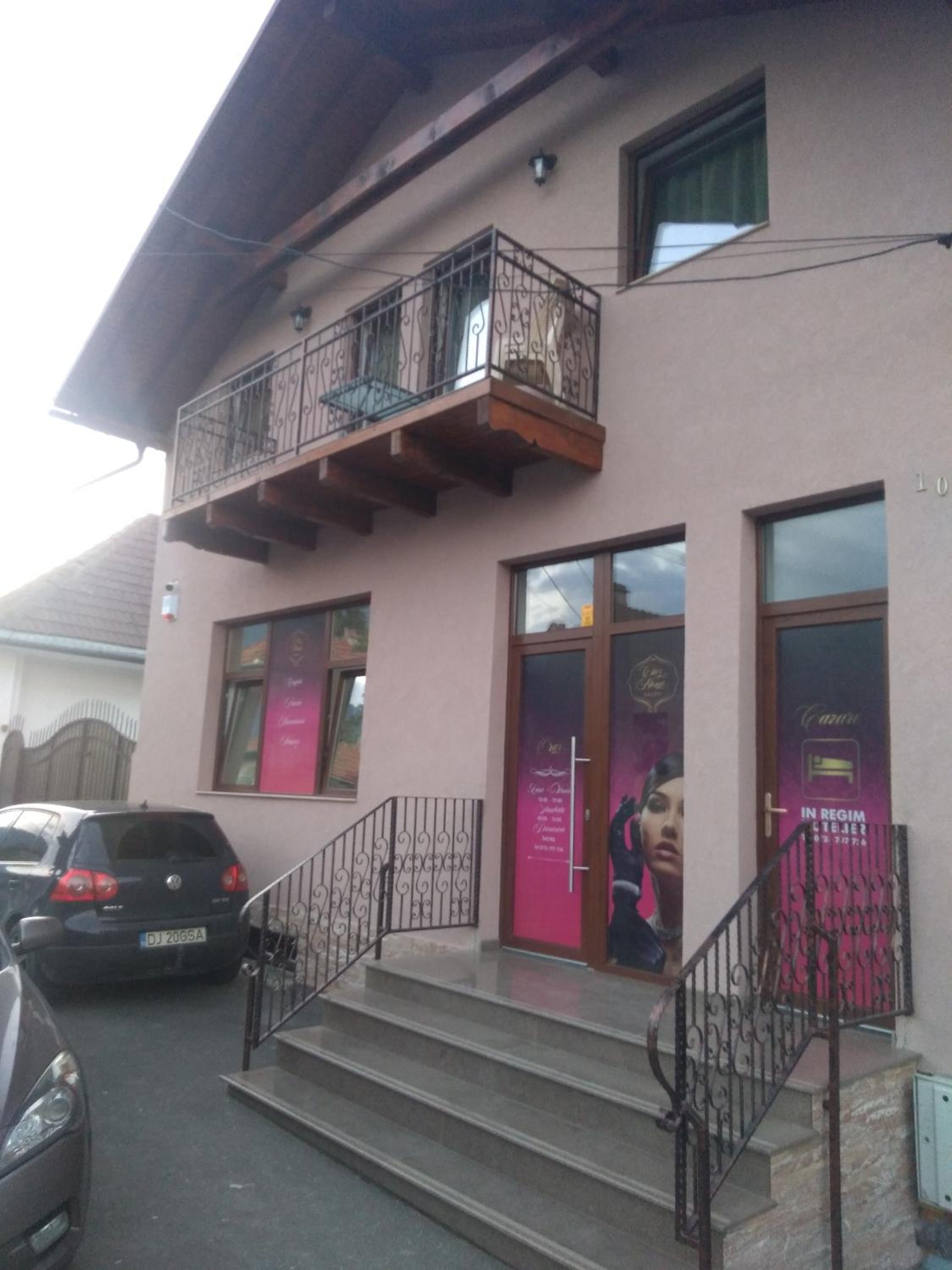 Cazare REGIM HÔTELIER ZĂRNEŞTI view 2