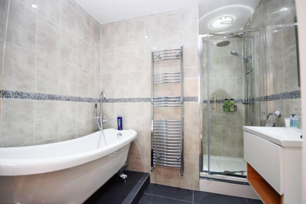 Spacious 3 bedroom Beachfront property with amazing sea views! view 5