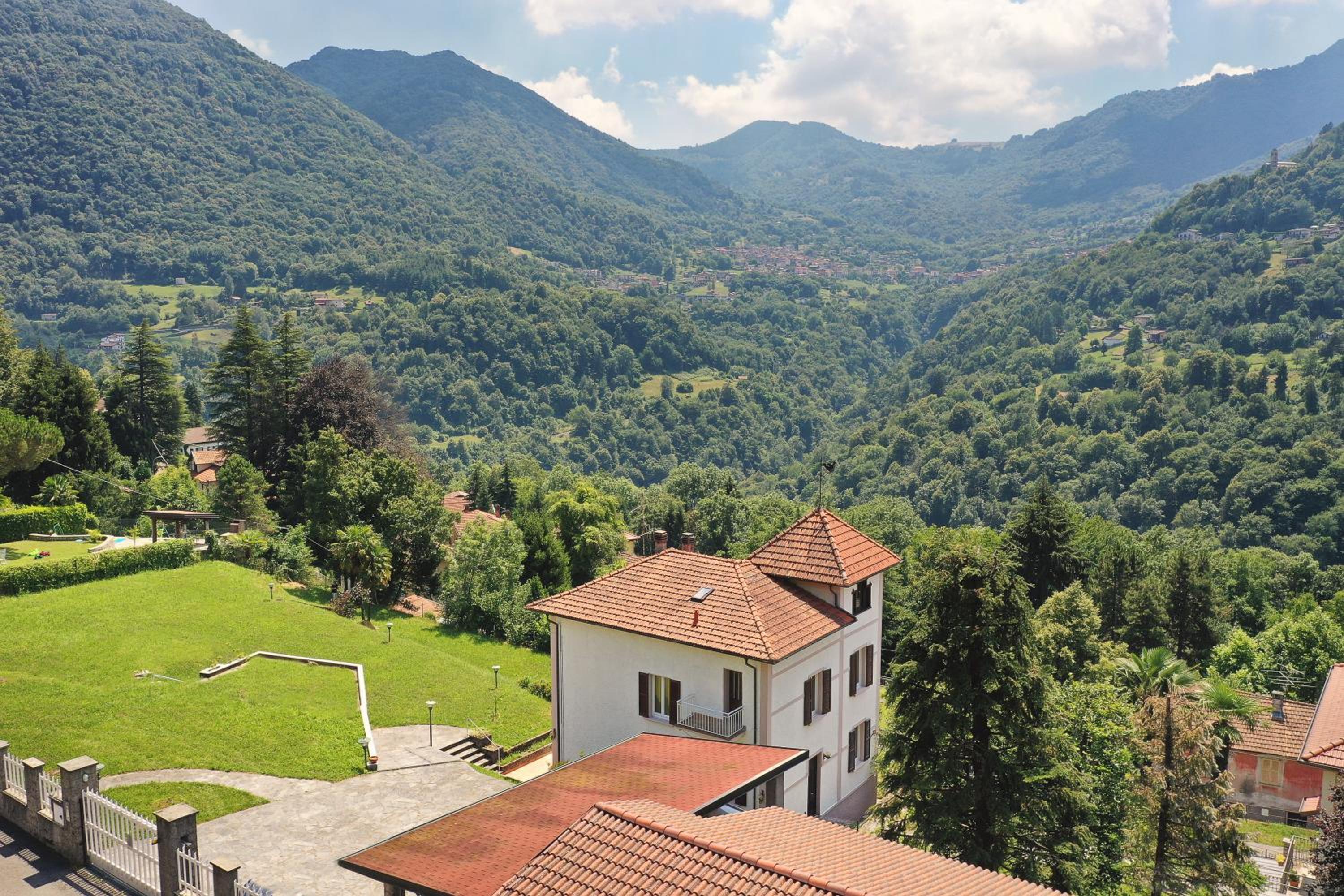 Apartment in Villa Oleandra with privet Garden & Pool view 5