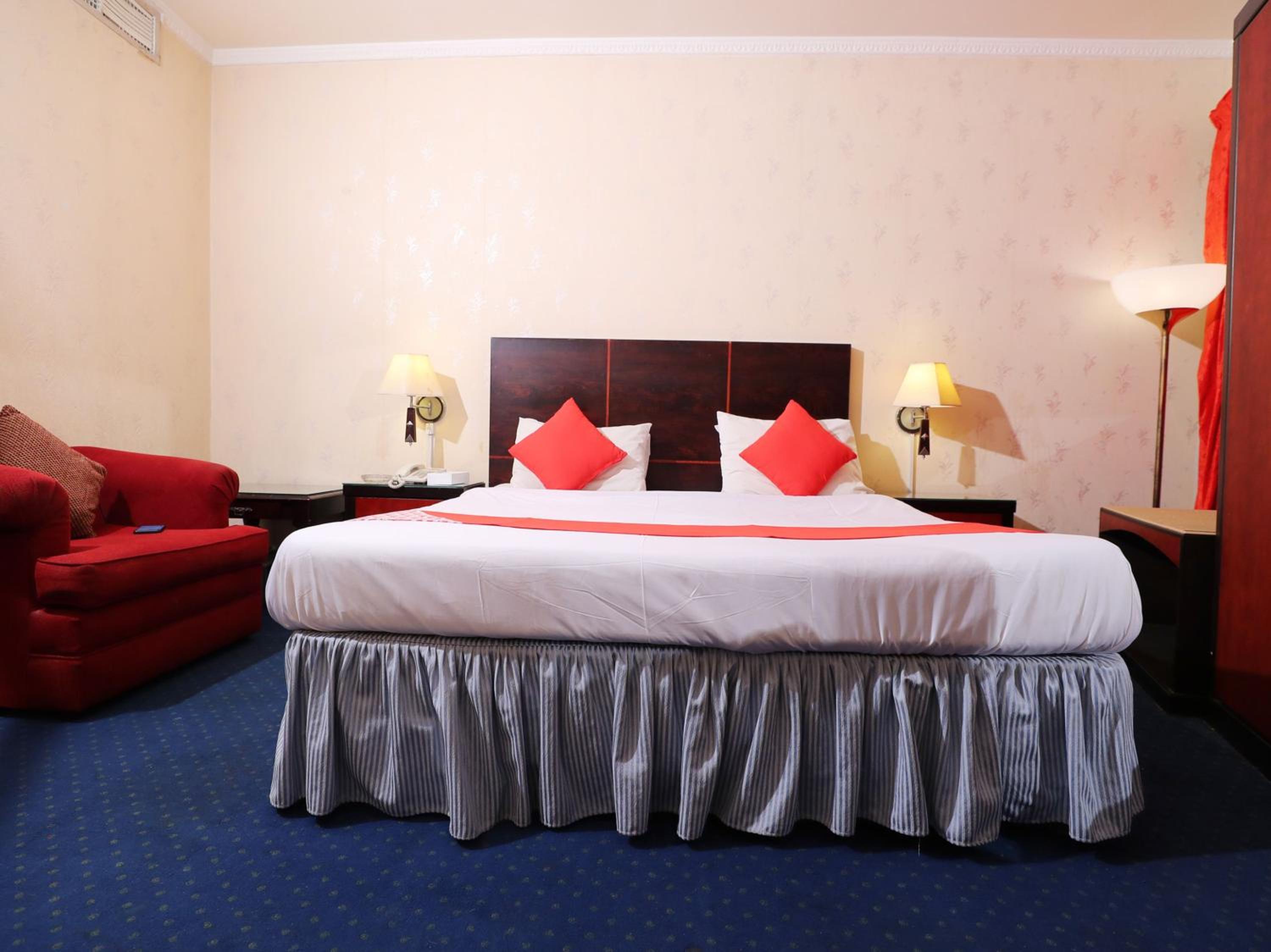 OYO 112 Semiramis Hotel