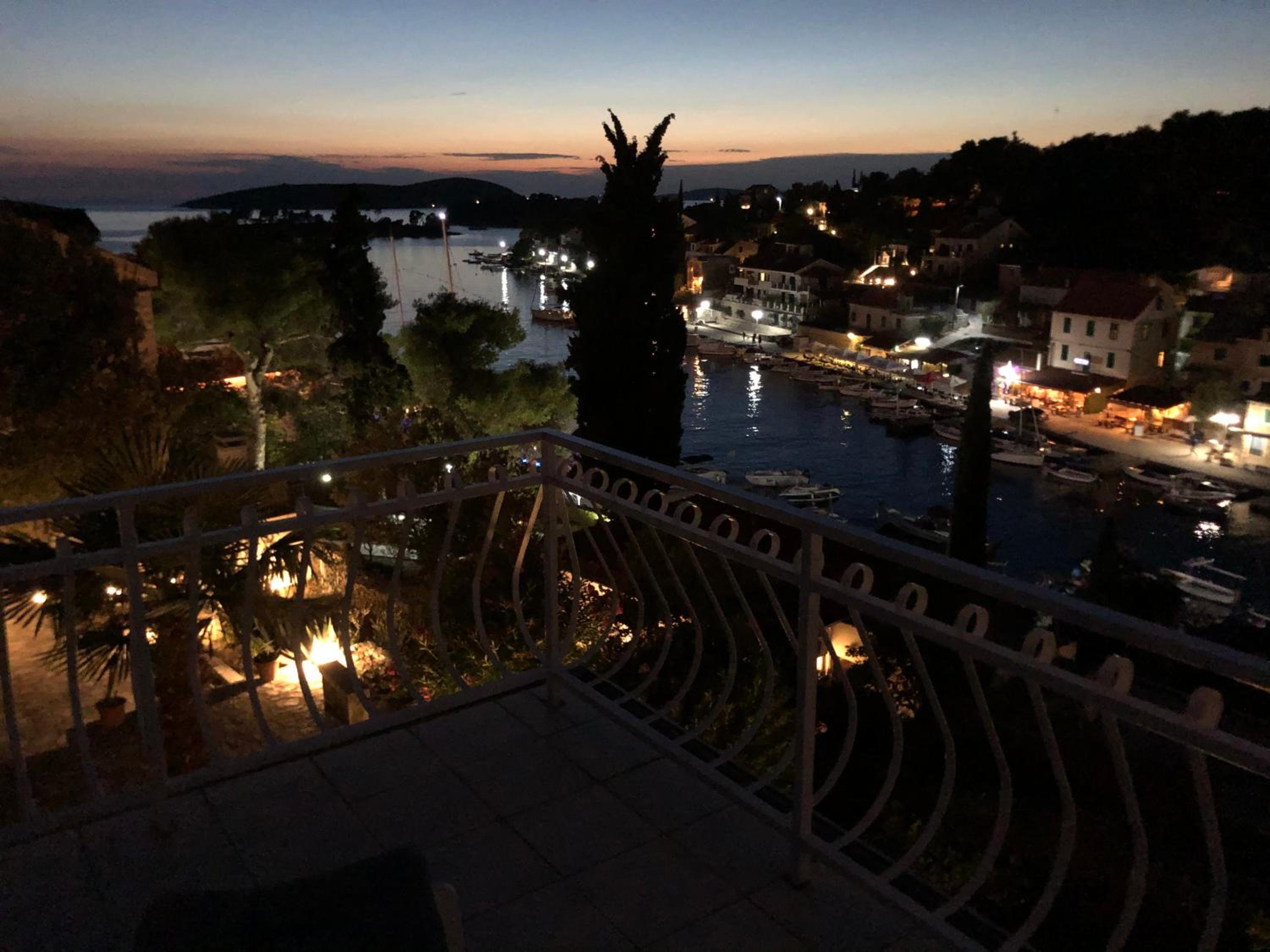 Apartment in Maslinica 70m from the sea view 3