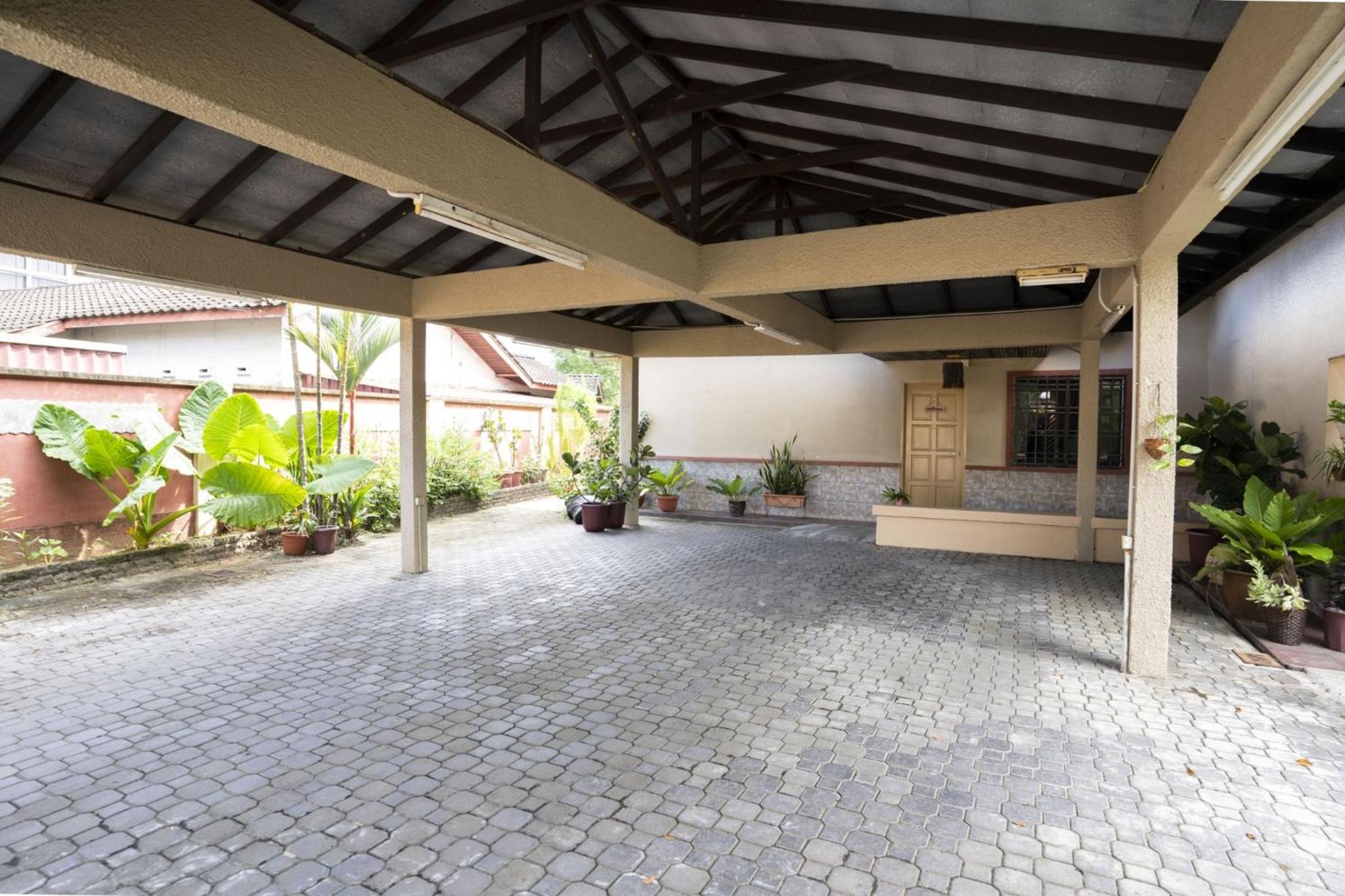 PARTY HAUS 7 bedrooms 8 toilets