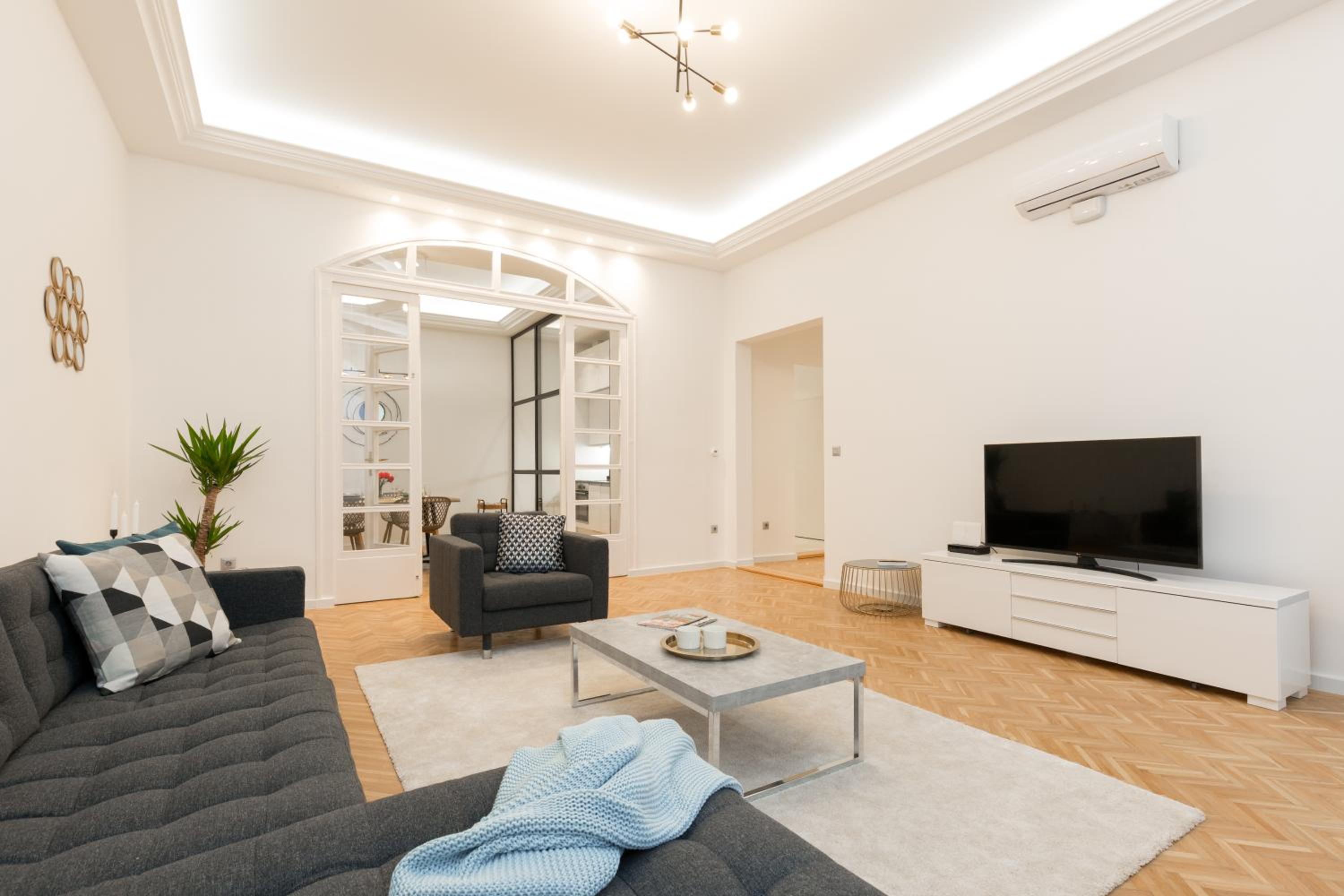 Space and Style in The Heart Of Budapest w 2BR&2BT view 2