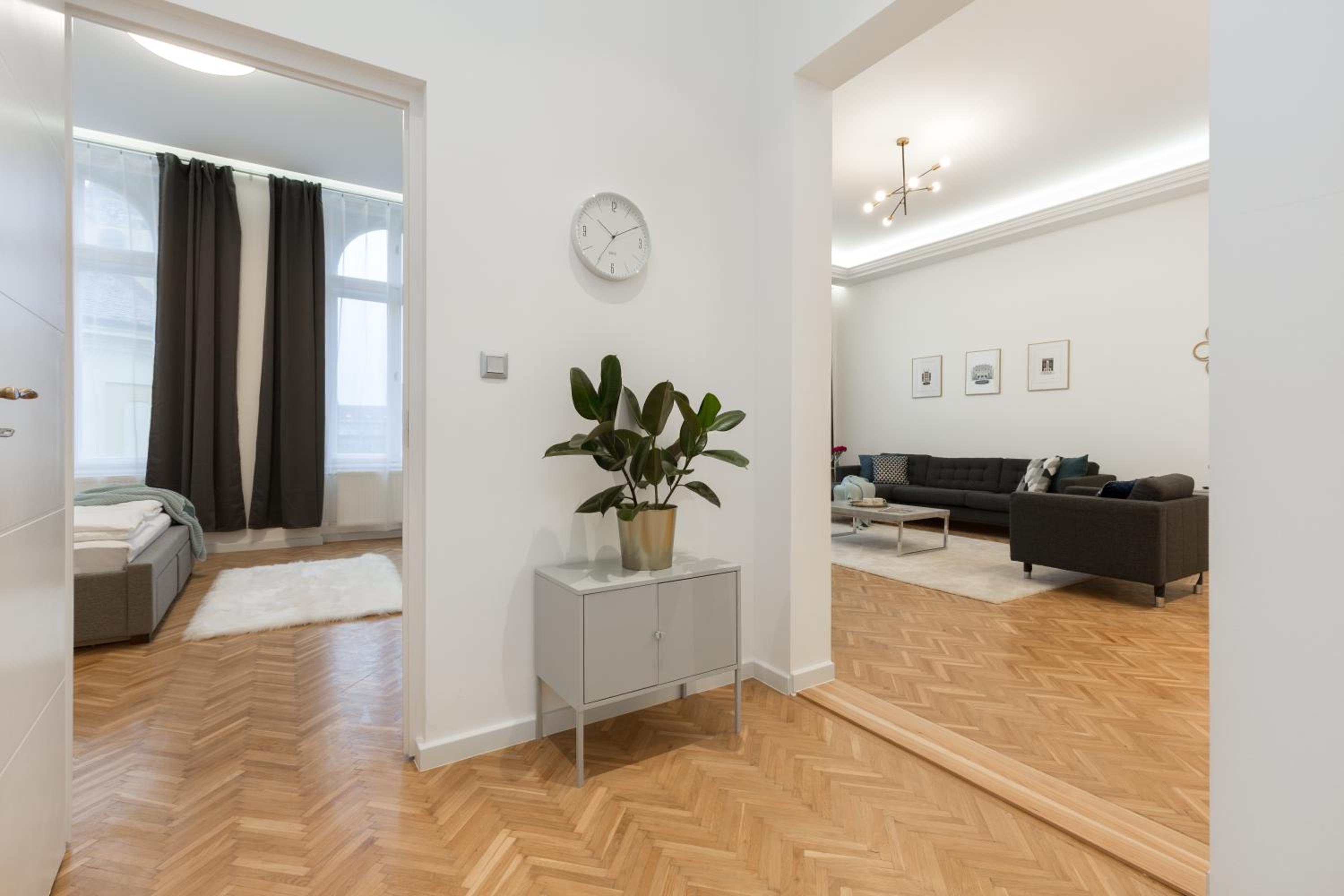 Space and Style in The Heart Of Budapest w 2BR&2BT view 3