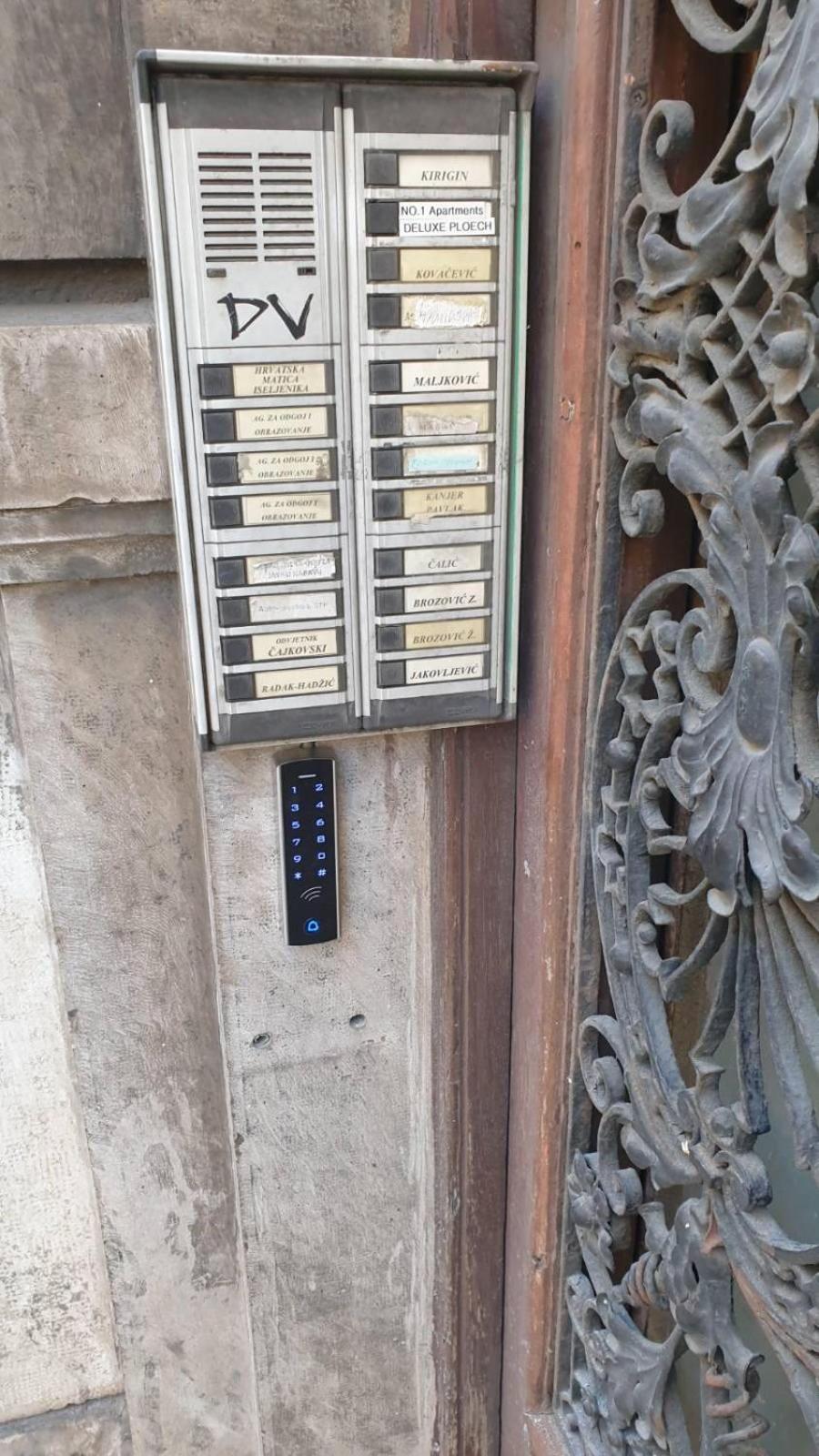 Deluxe Ploech