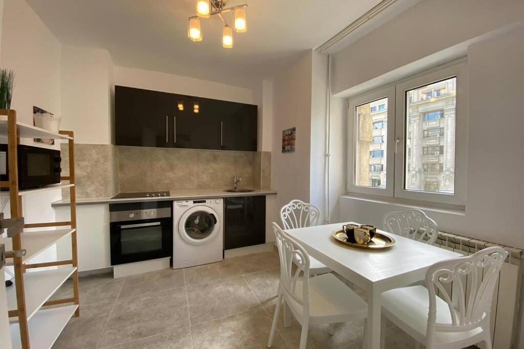 New Luxury Flat in front of the Parliament at Unirii view 3