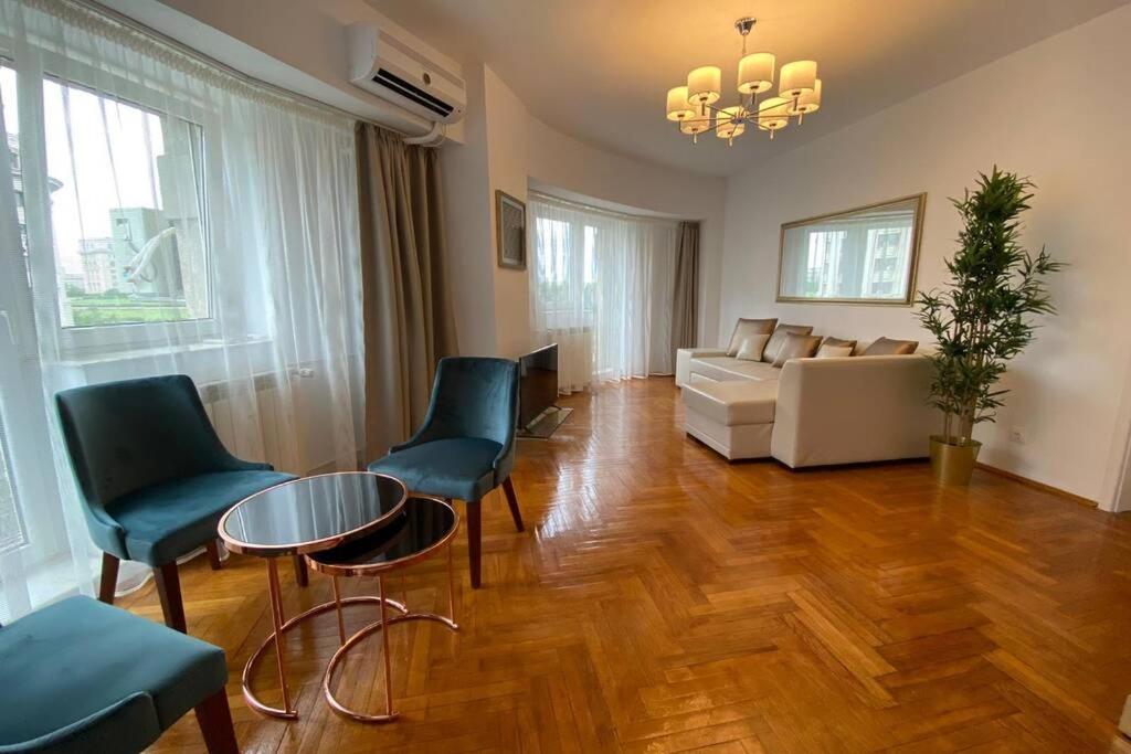 New Luxury Flat in front of the Parliament at Unirii view 2