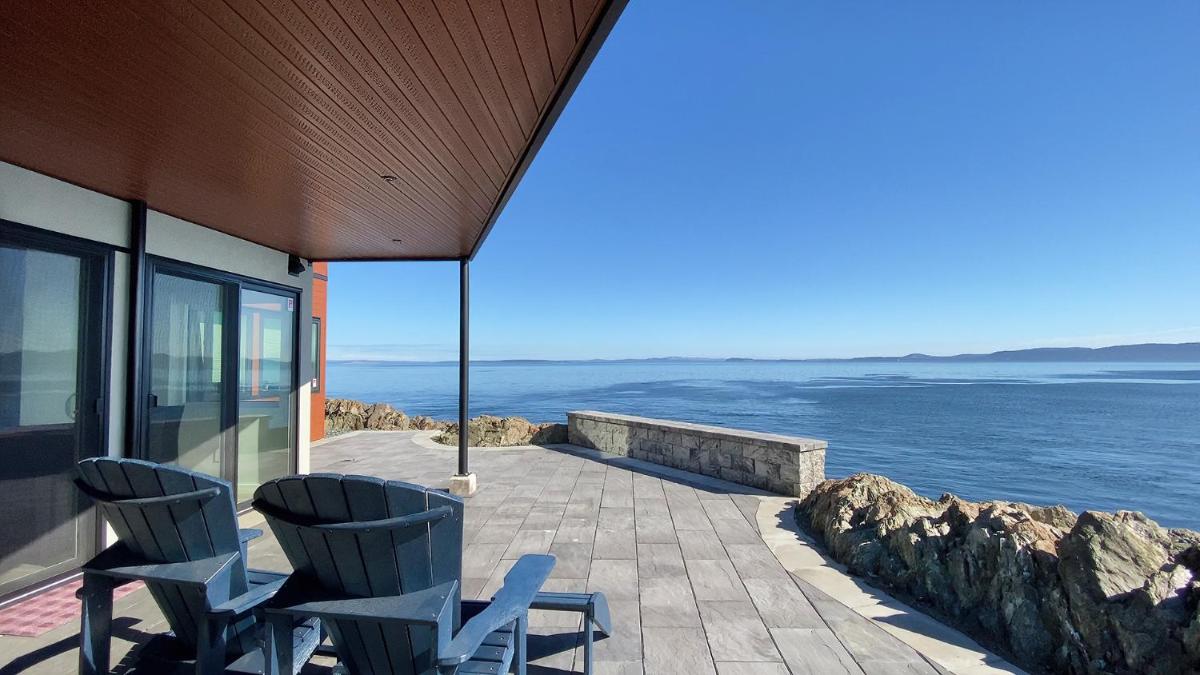 Otter Grotto 1 bed suite - Oceanfront Relaxation