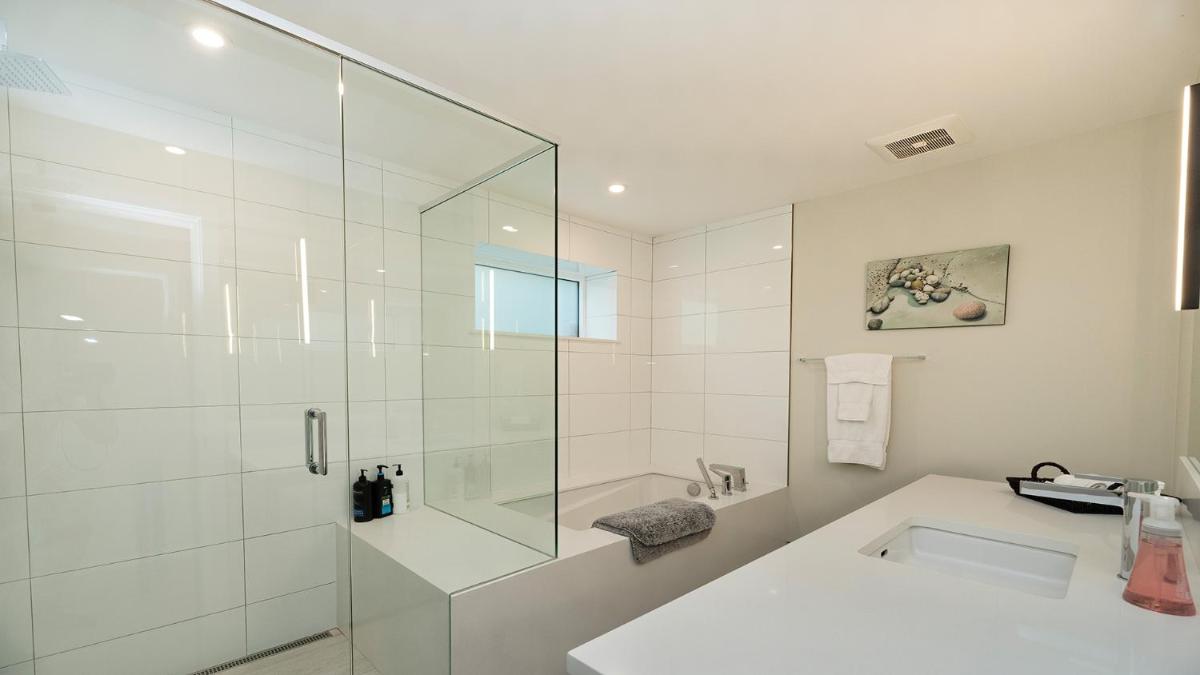 Otter Grotto 1 bed suite - Oceanfront Relaxation