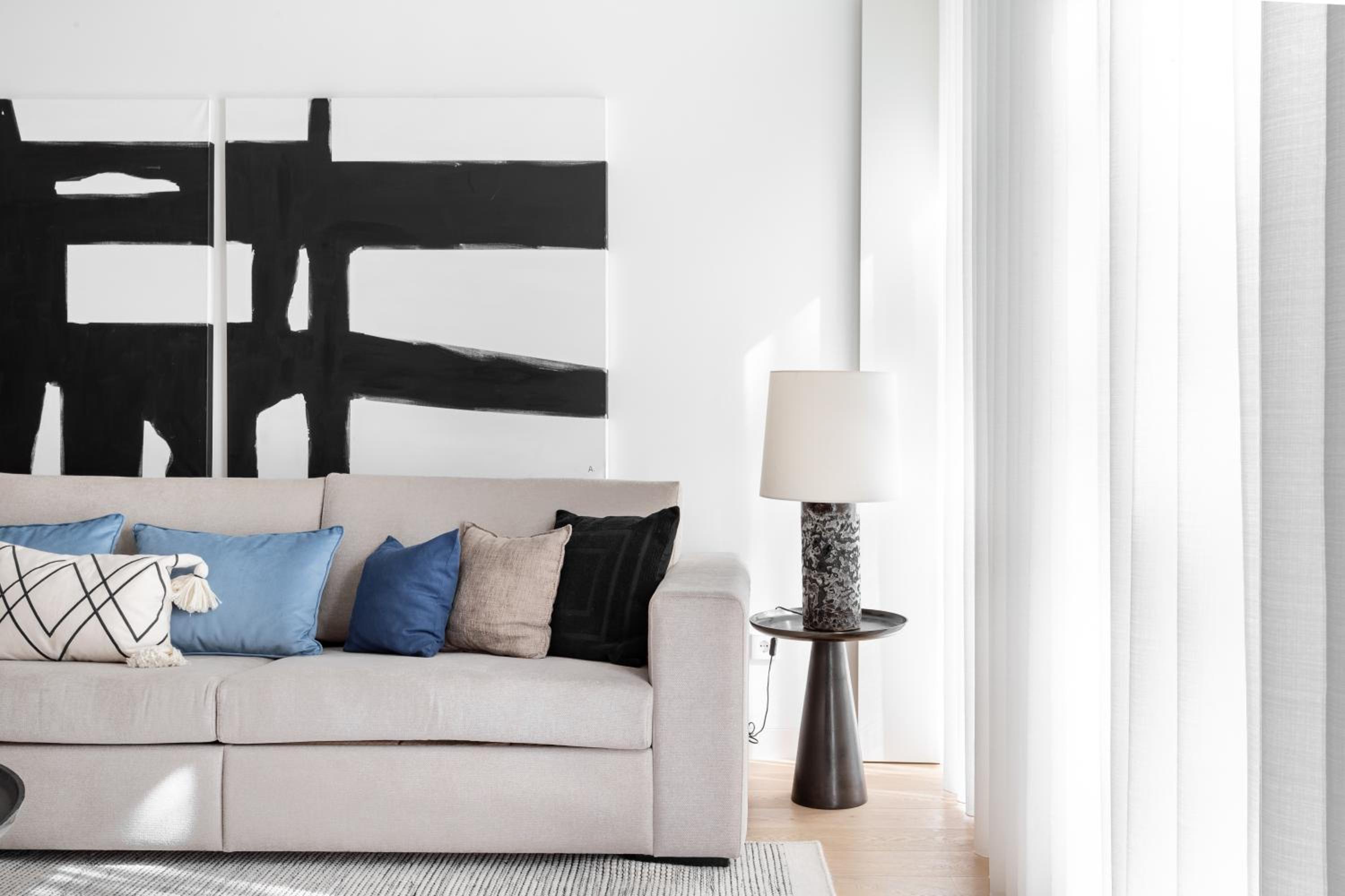JOIVY Elegant 1-BR Apartment in Perfect Centre view 3