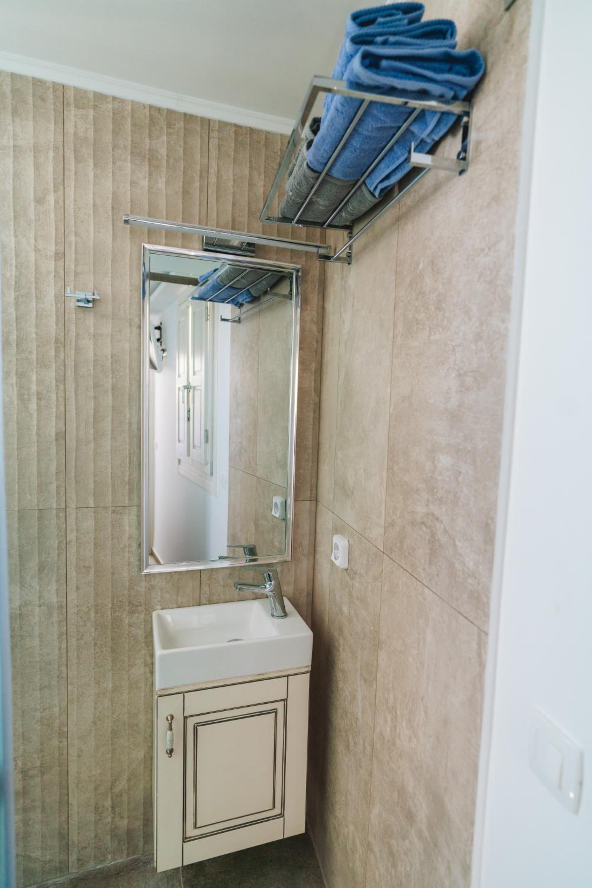 Lux house with outdoor jacuzzi and sea view in Santorini photo 4