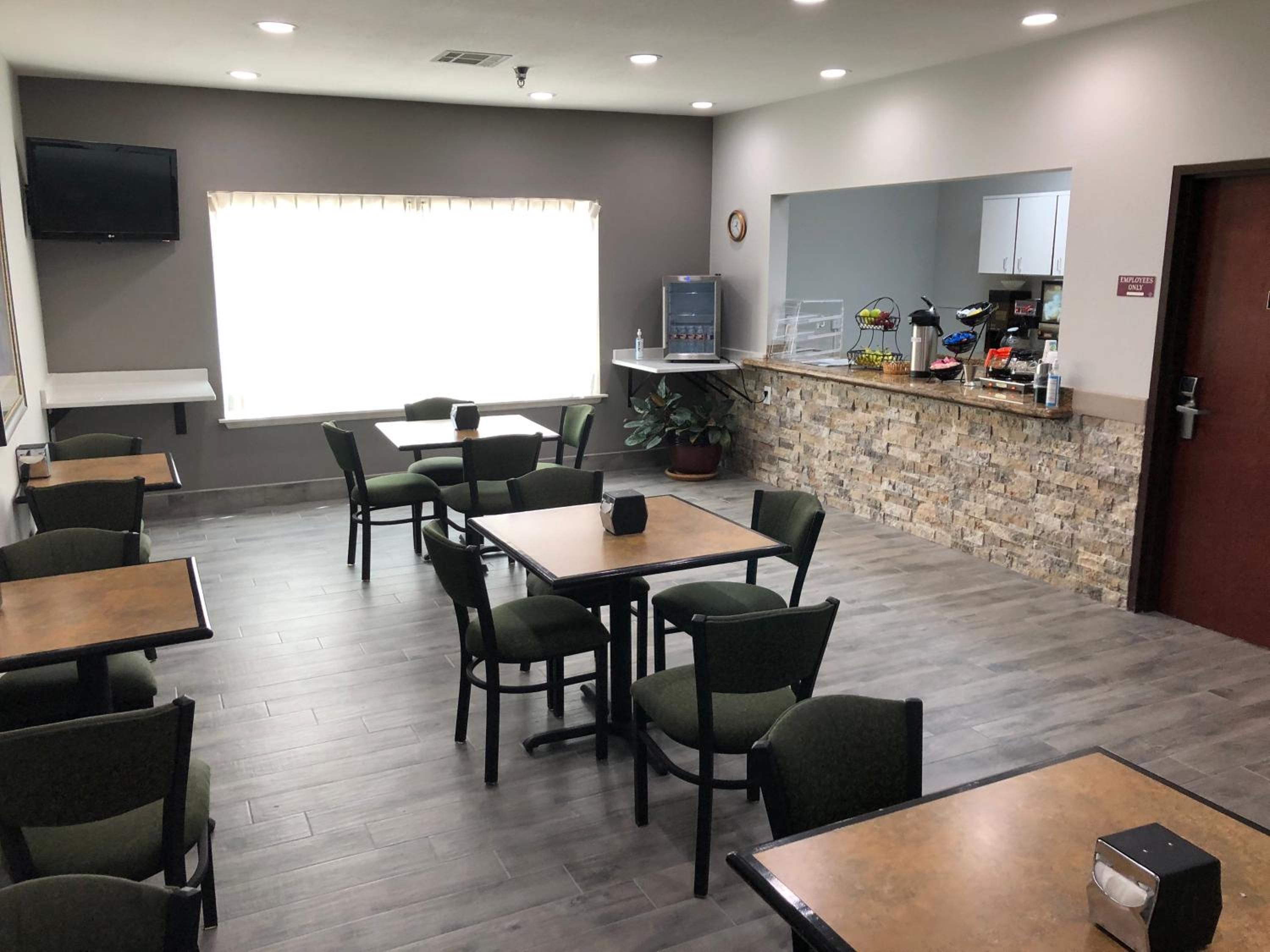 Hobbs Vacations - Lea County Inn - Property Image 5