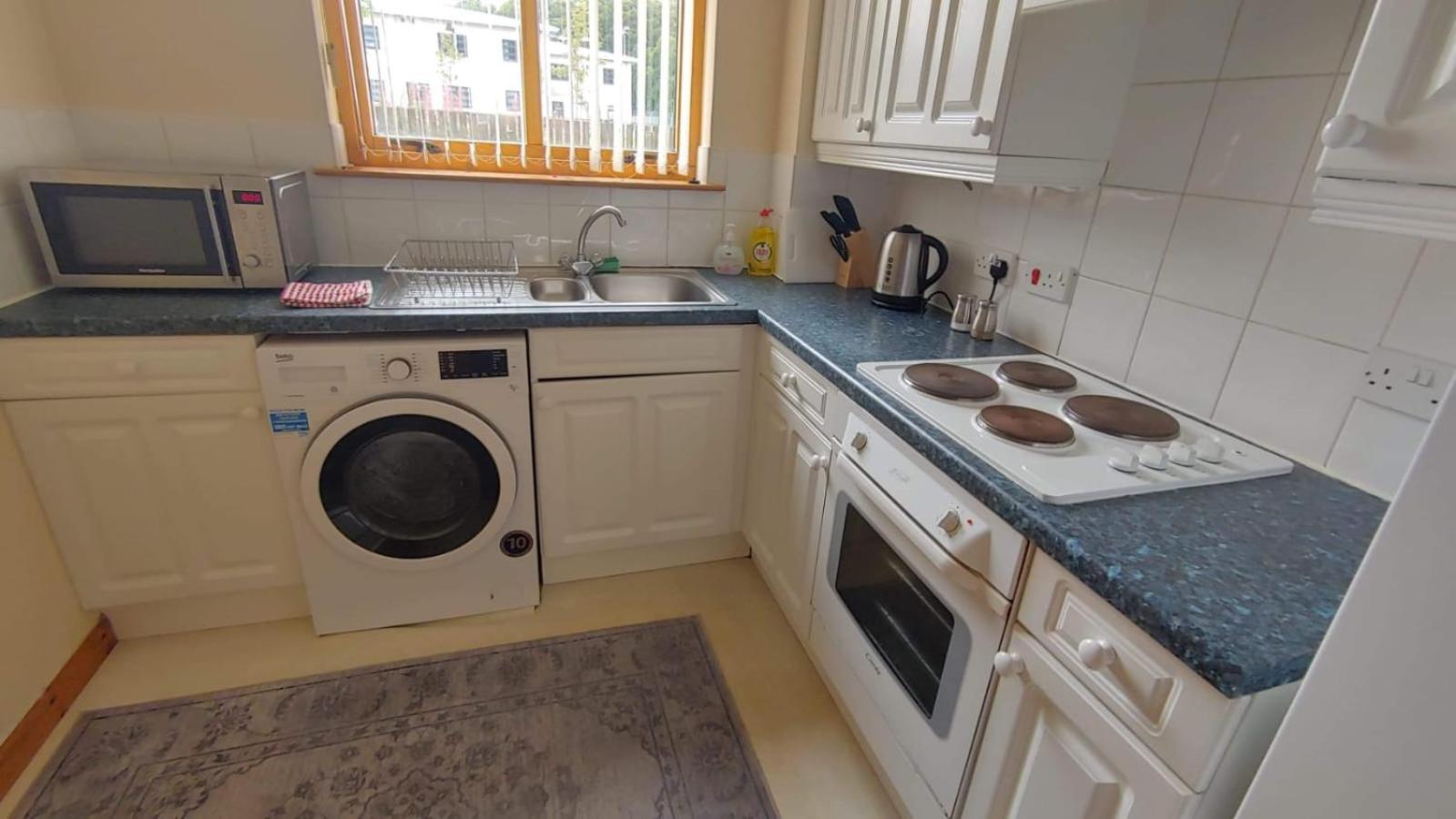 Superb 2 Bedroom Flat - Refurbished Dec 2024 view 5