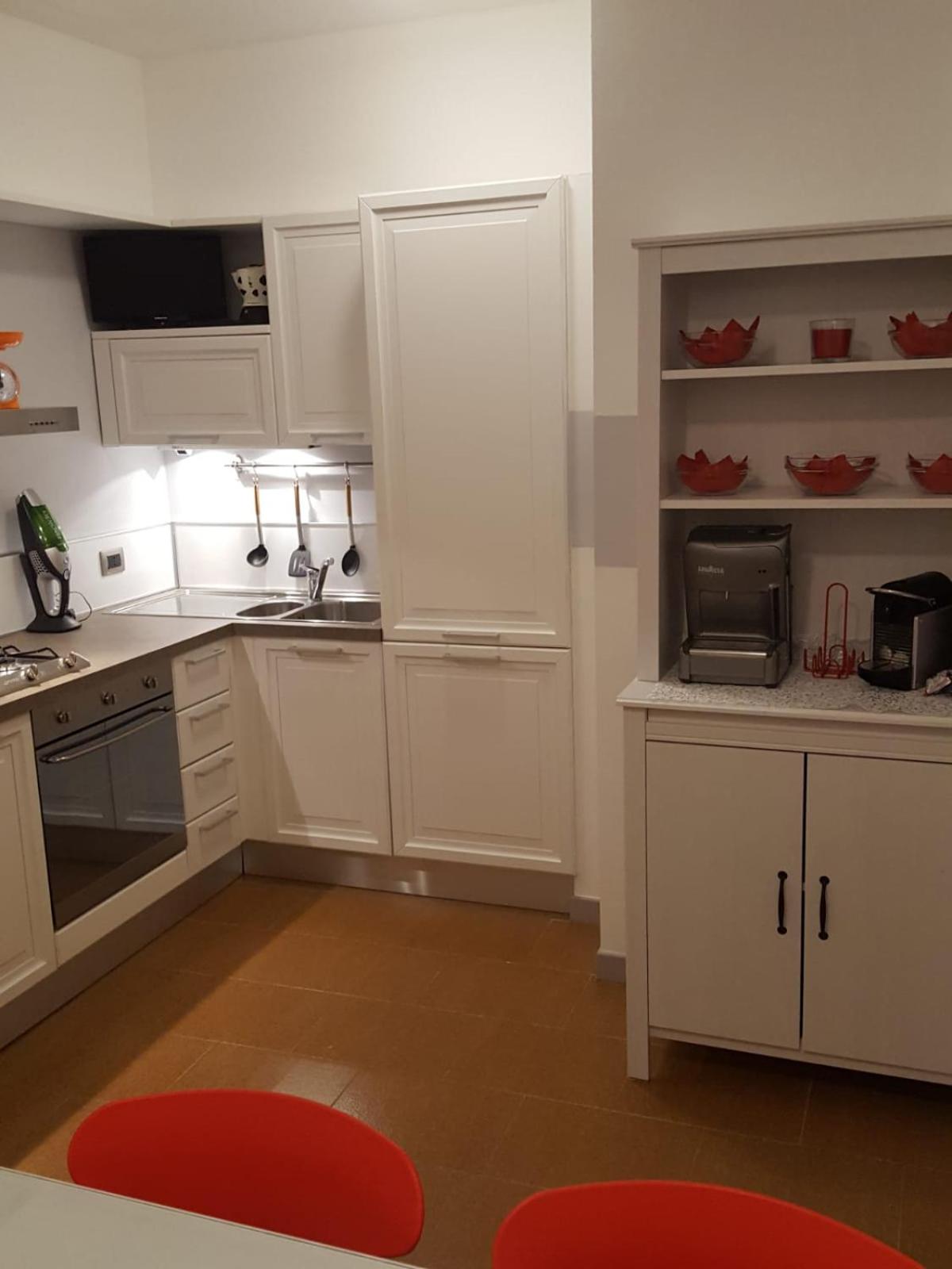 B&B RUFHOUSE