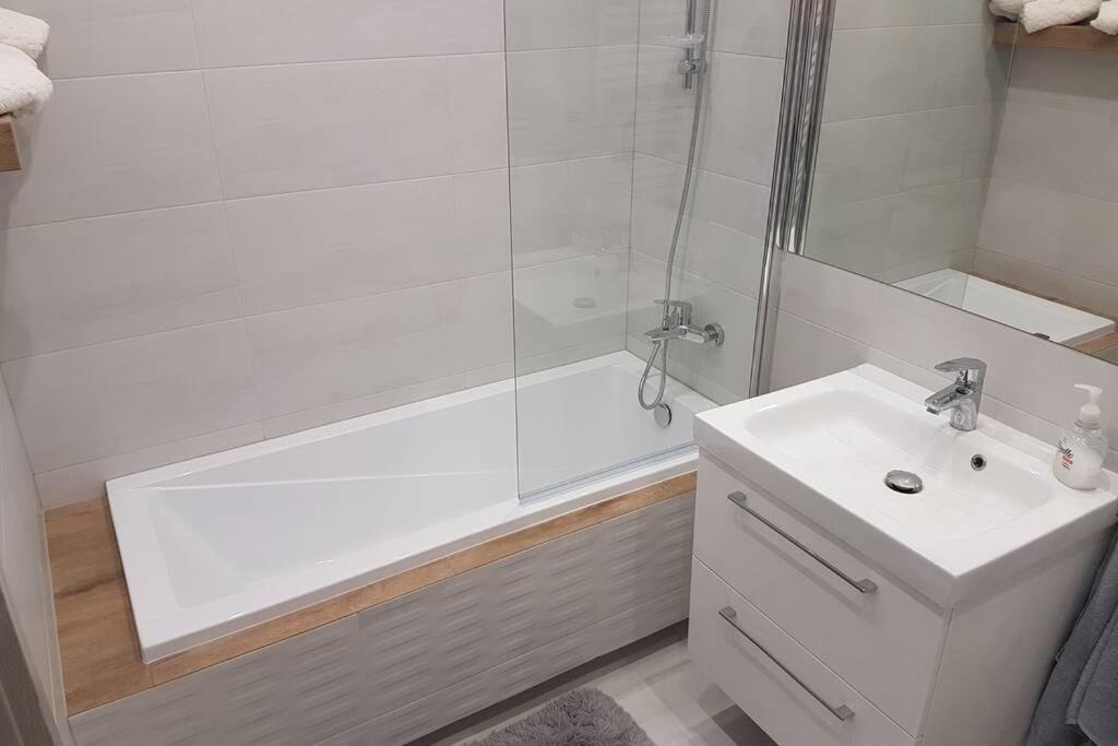 Komfortowy Nowoczesny Apartament Kustronia z Garażem Balkonem Wanną view 4