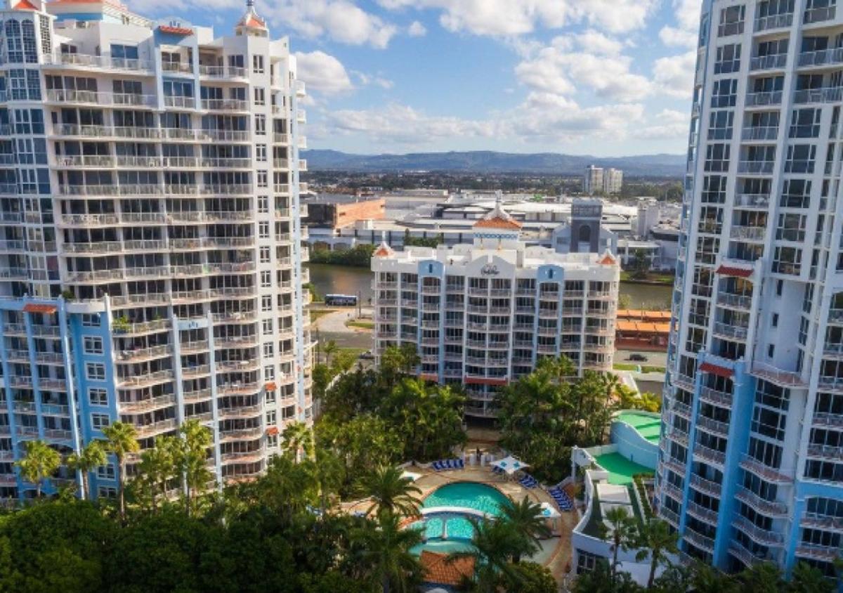 Broadbeach - Shop, Dine & Unwind