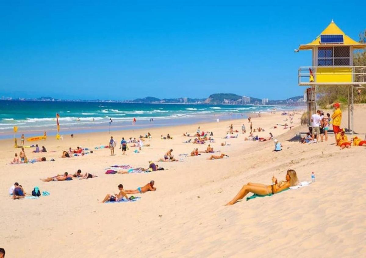 Broadbeach - Shop, Dine & Unwind