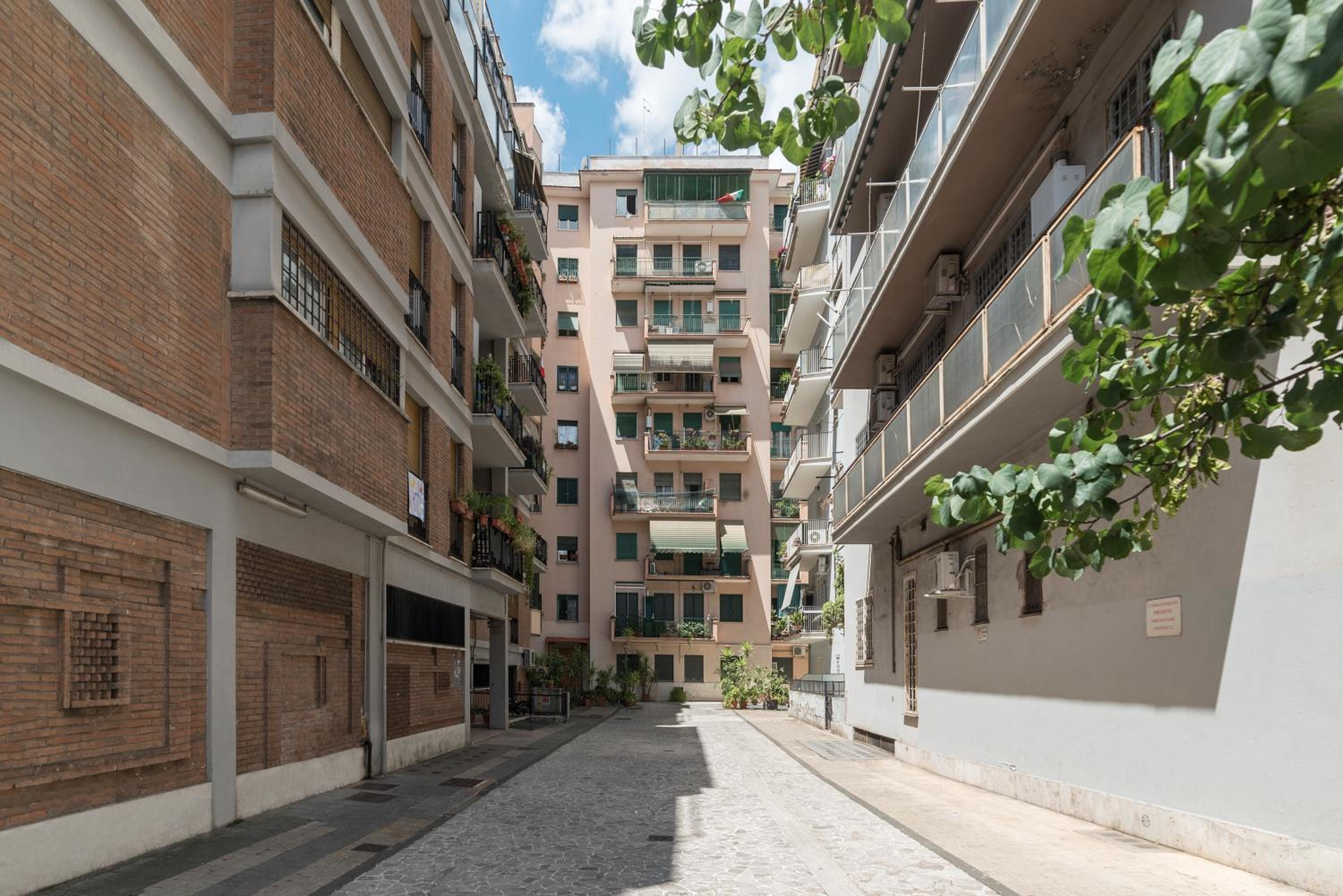 GuestHost - San Giovanni Apartment with Balcony