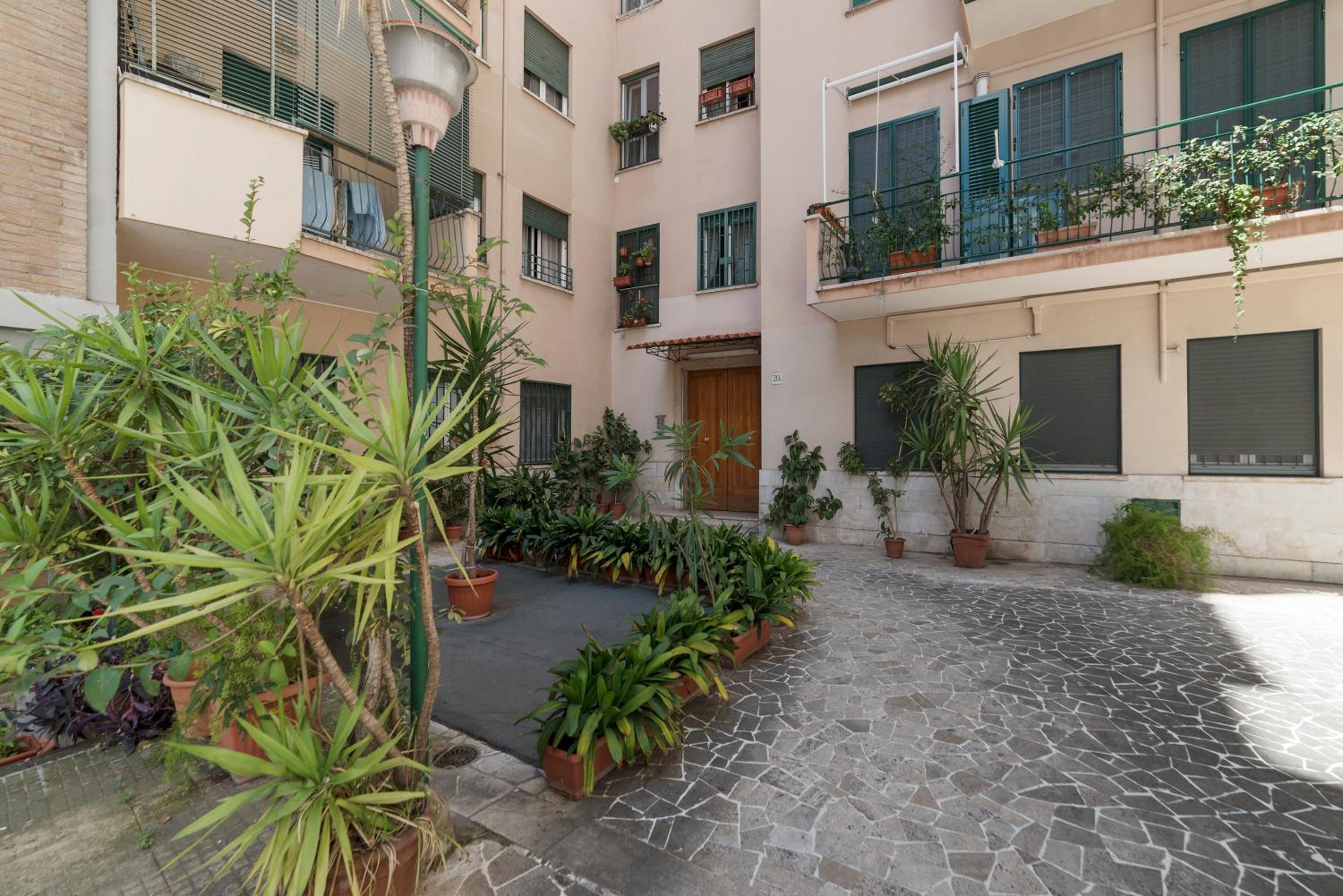 GuestHost - San Giovanni Apartment with Balcony