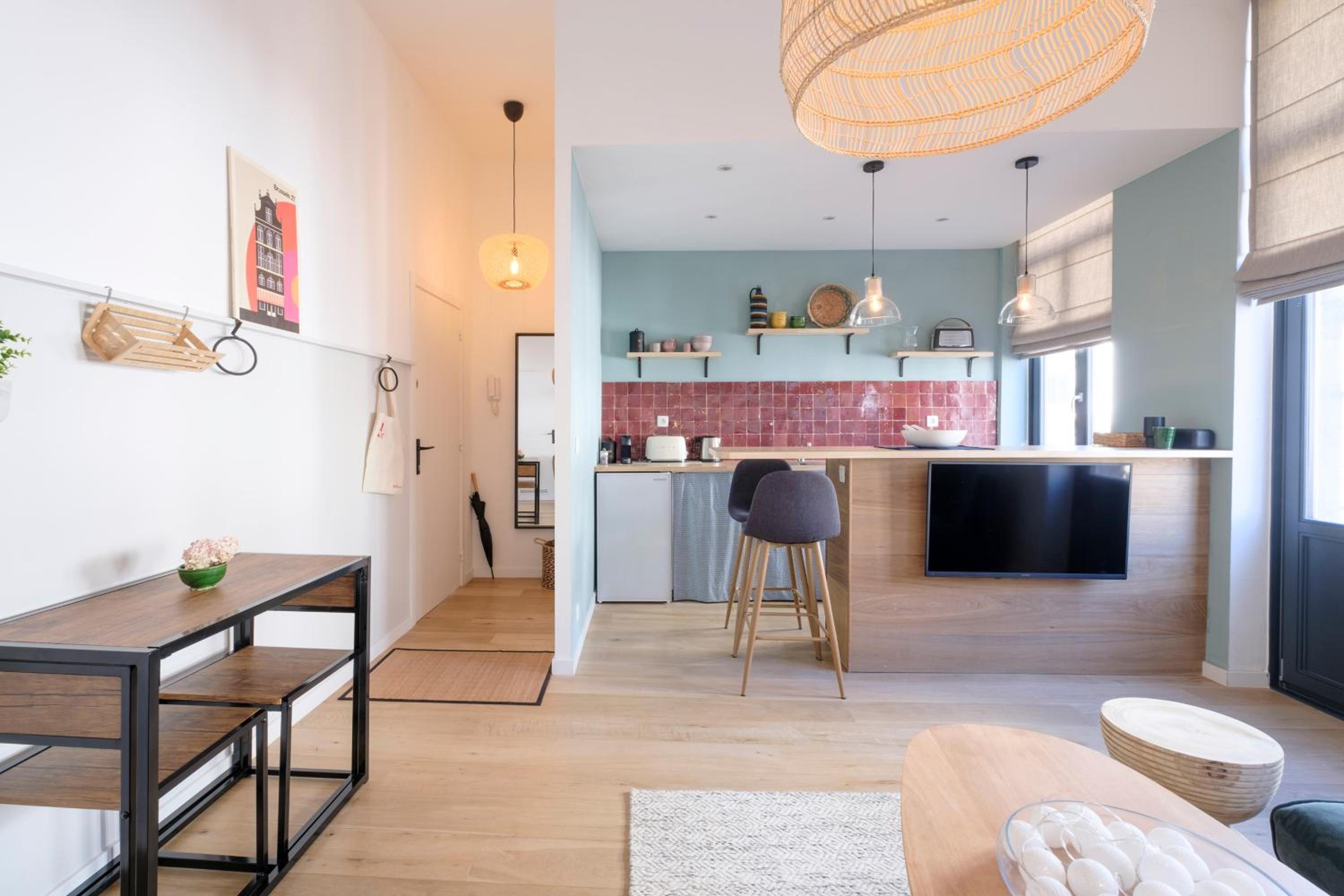 Fabulous studio in Châtelain area with balcony view 5