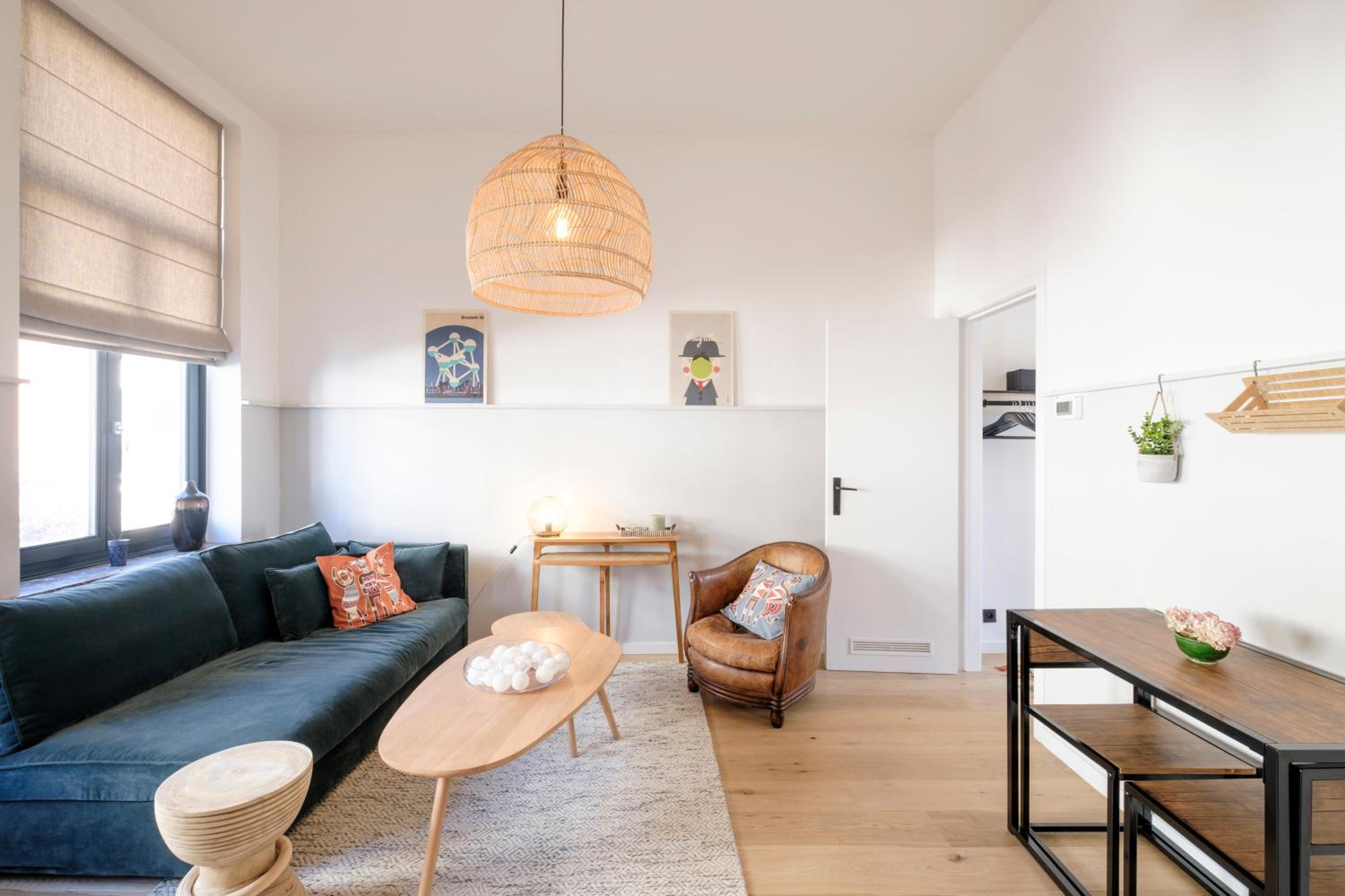 Fabulous studio in Châtelain area with balcony view 2