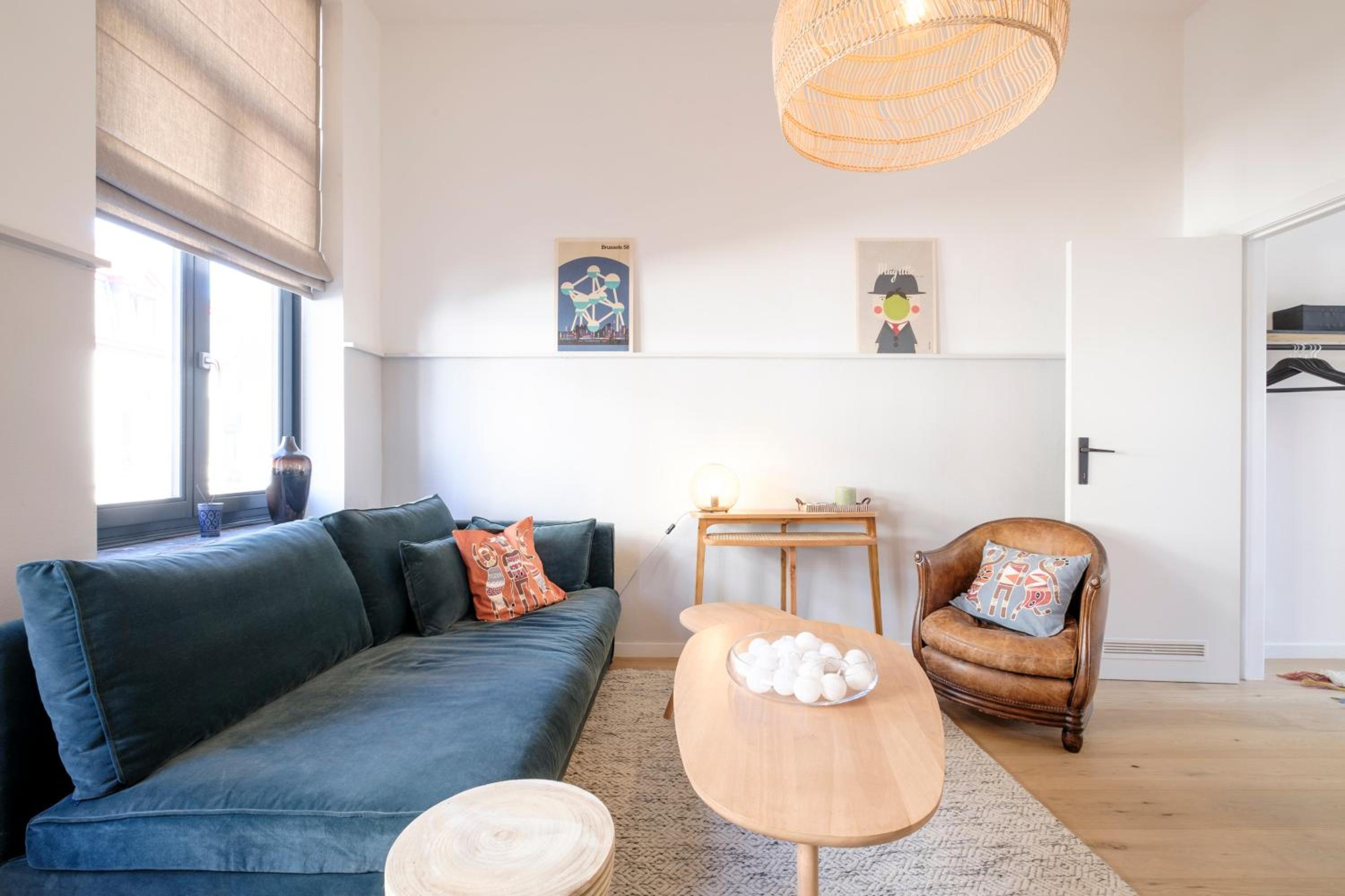 Fabulous studio in Châtelain area with balcony view 3