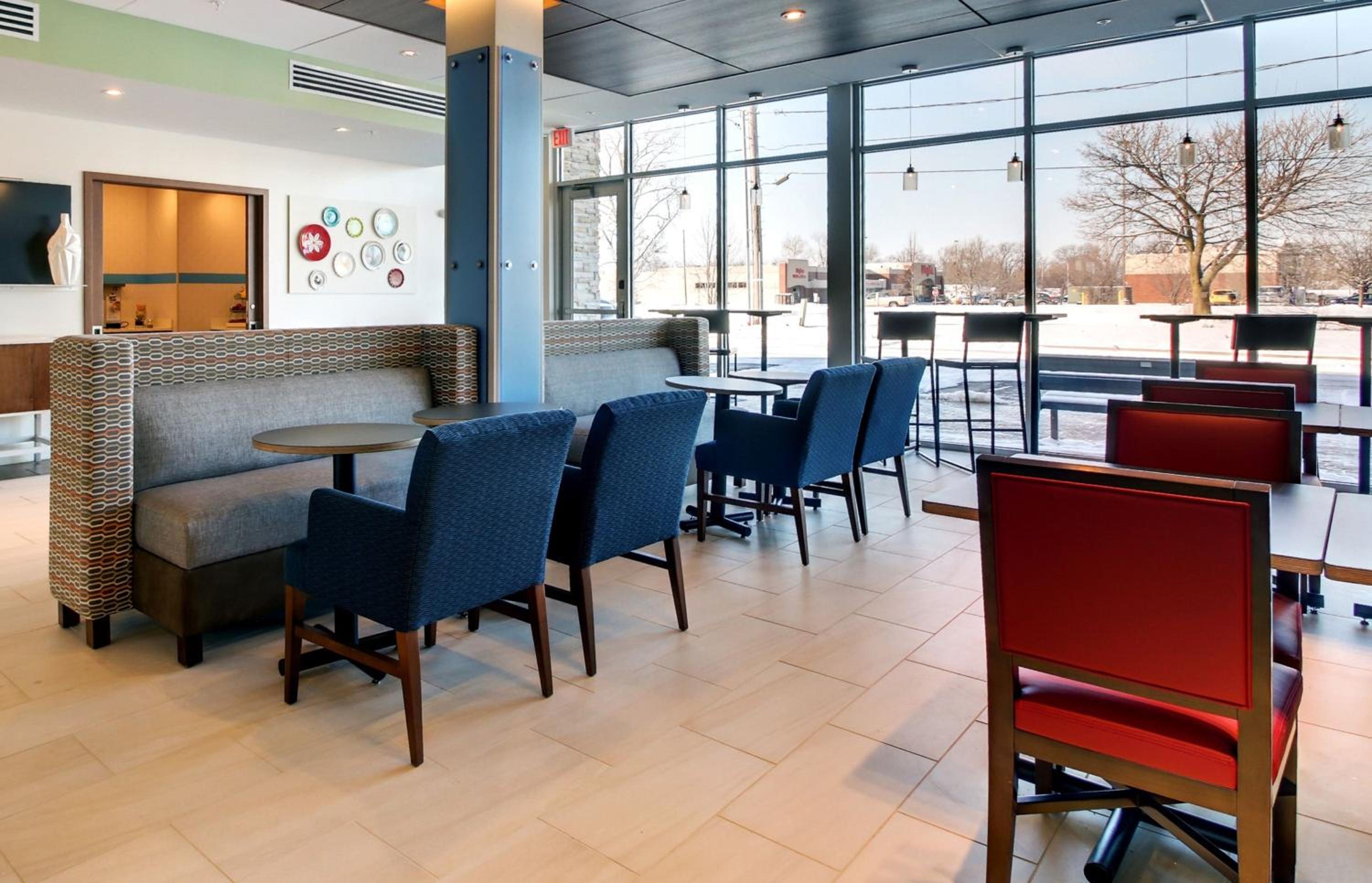 Galesburg Vacations - Holiday Inn Express Suites Galesburg, an IHG Hotel - Property Image 58