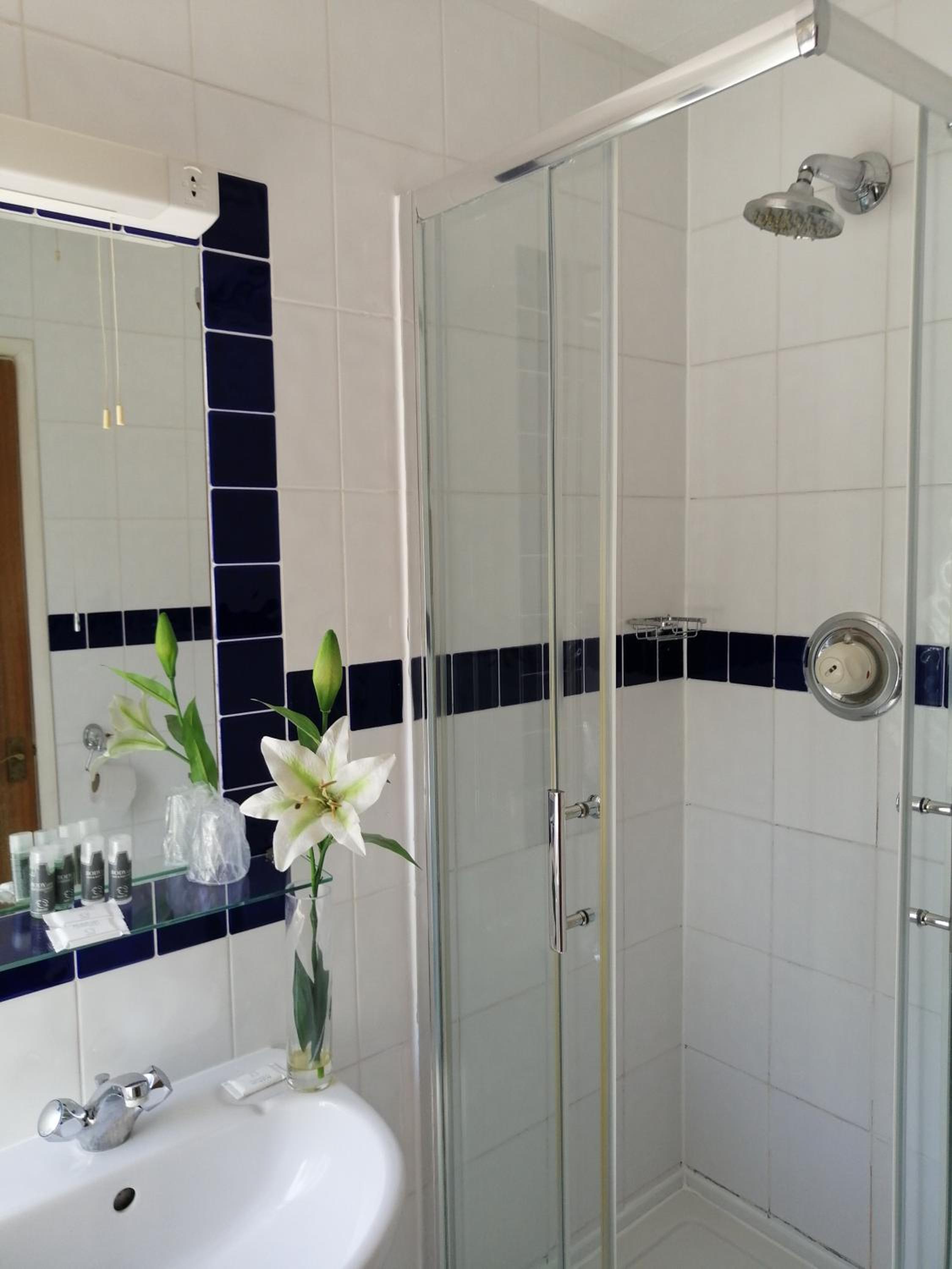 Harrow Vacations - The Tudor Hotel - Property Image 2