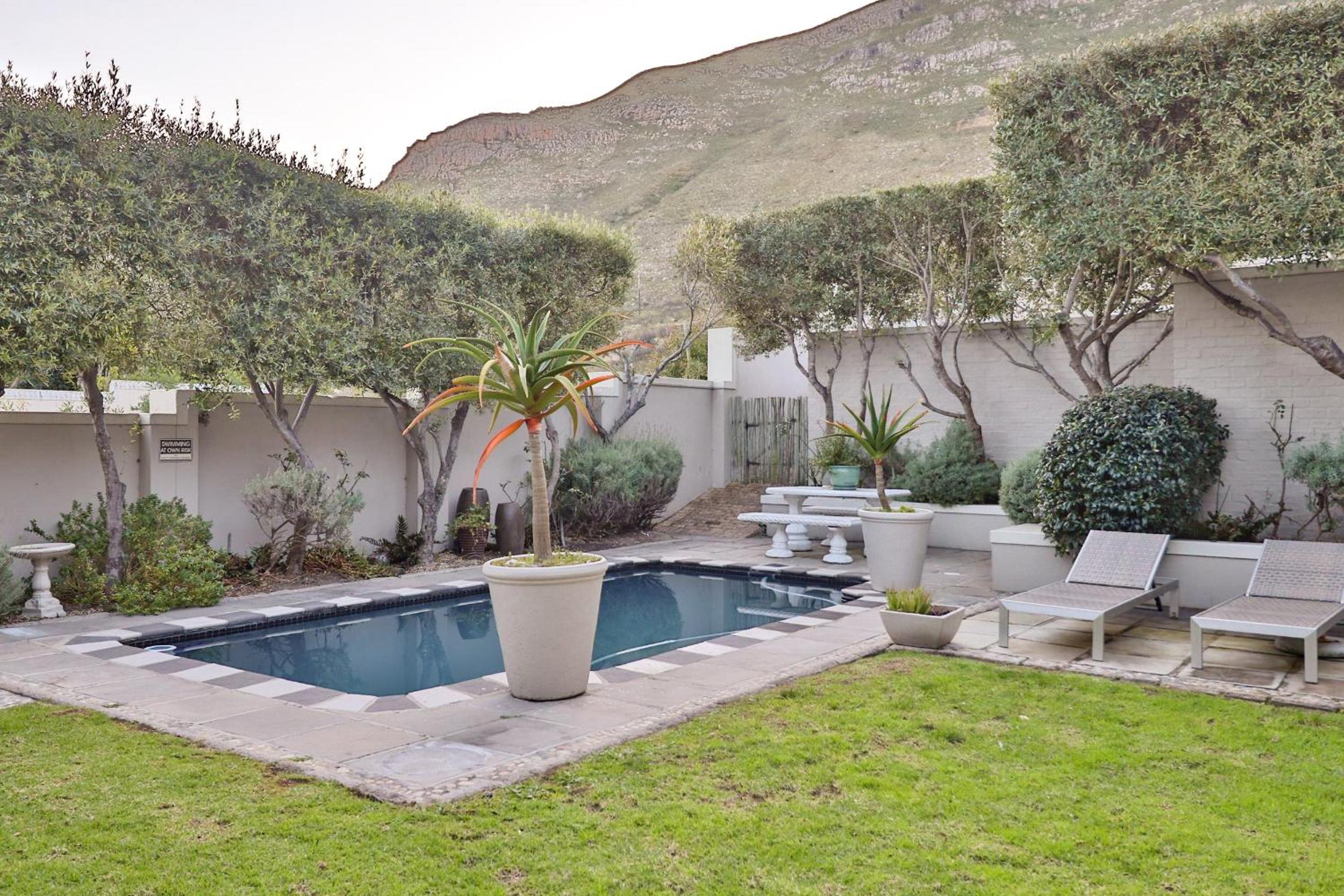 Hermanus Lodge on the Green - Solar Power — photo 34