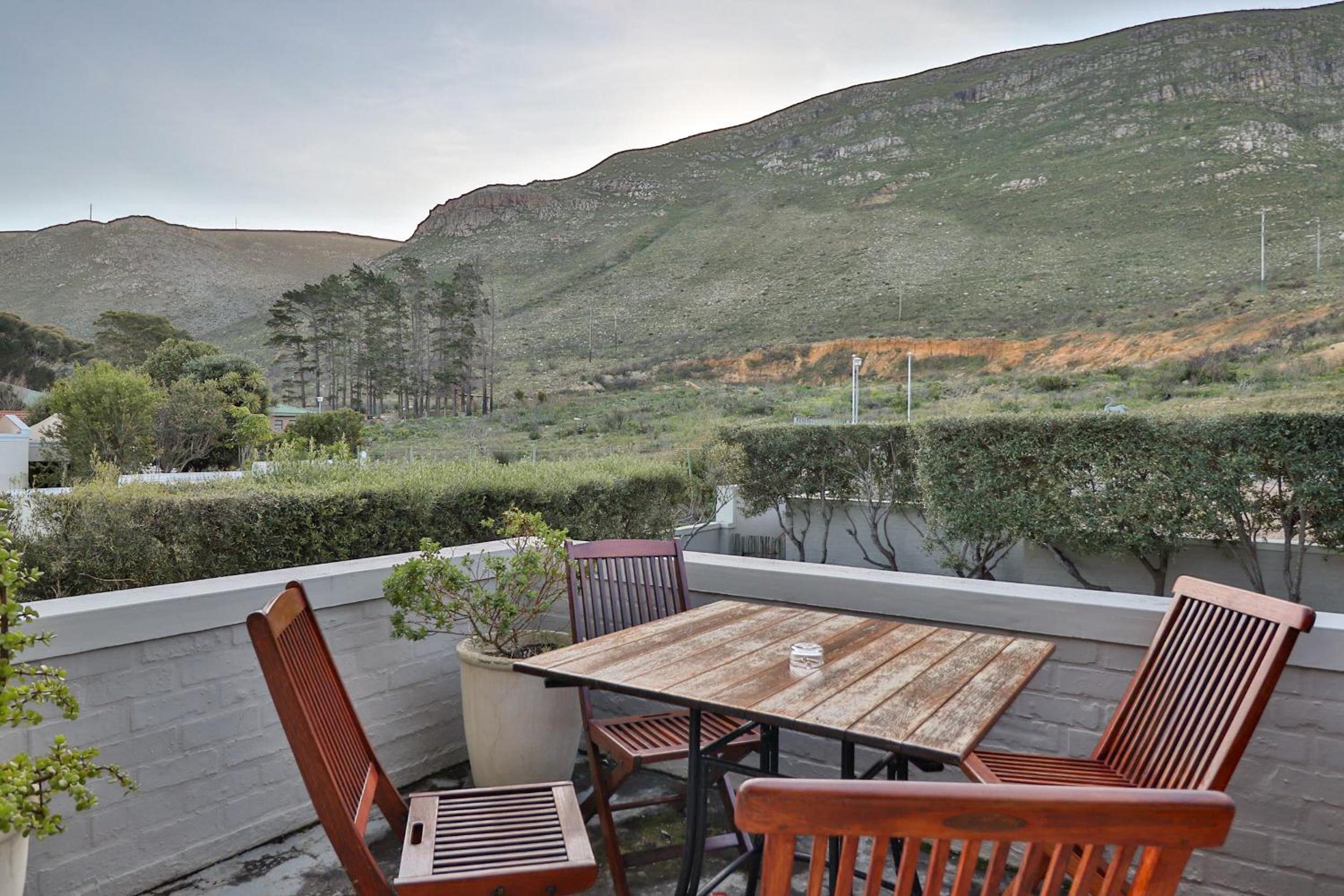Hermanus Lodge on the Green - Solar Power — photo 31