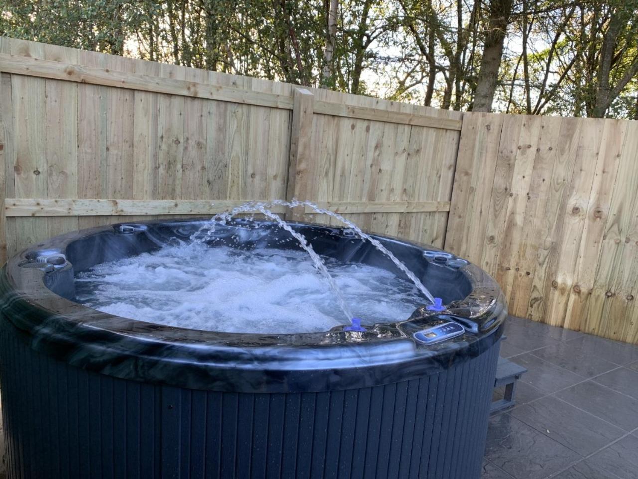 Lola Lodge - Luxury Hot Tub Retreat view 4