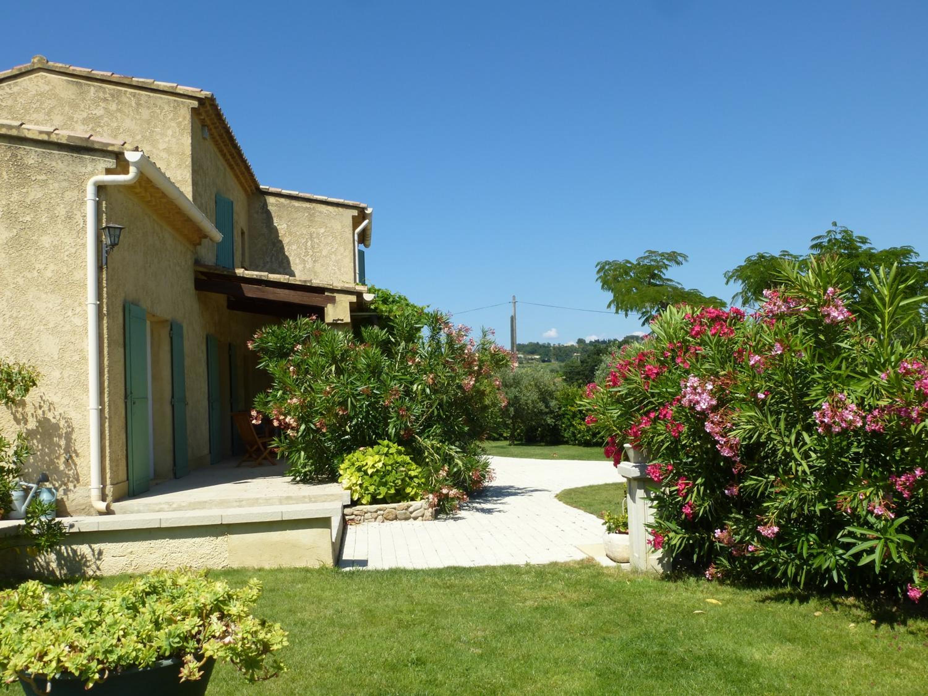 CHAMBRES D'HÔTES CLIMATISÉES avec CUISINE d'ÉTÉ "VILLA GOUR du PEYROL" view 4