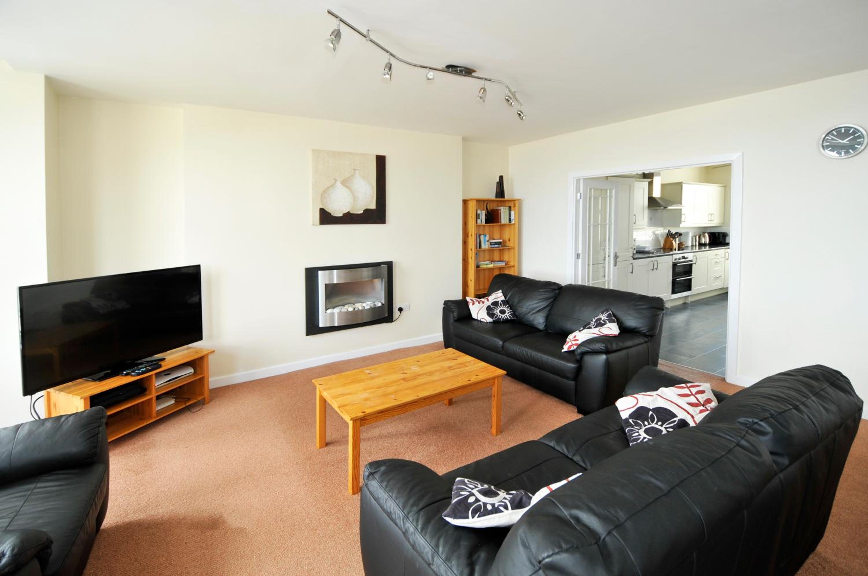 Douglas Vacations - Cunard Apartments - Property Image 3