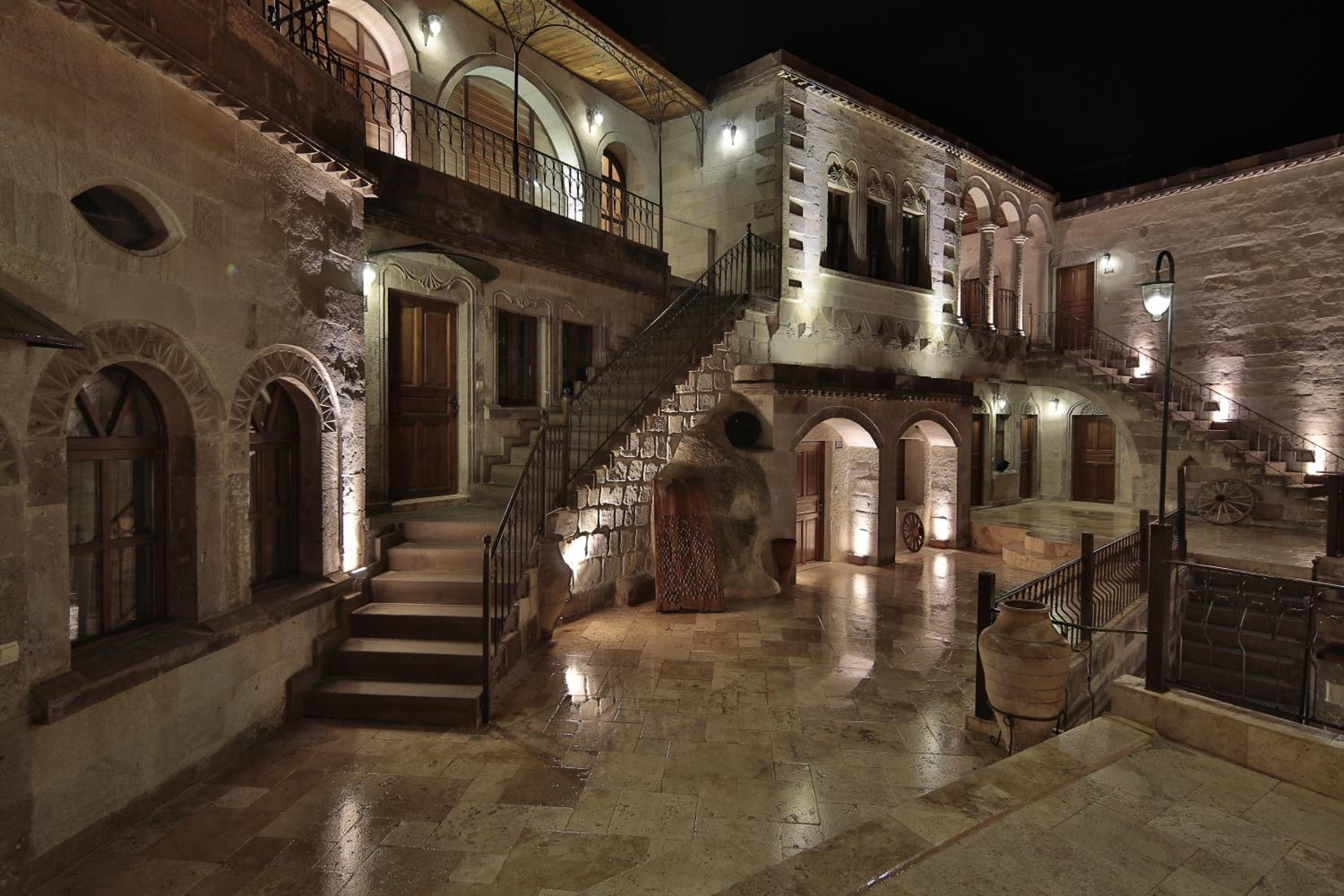 Harman Cave Hotel - Image 11