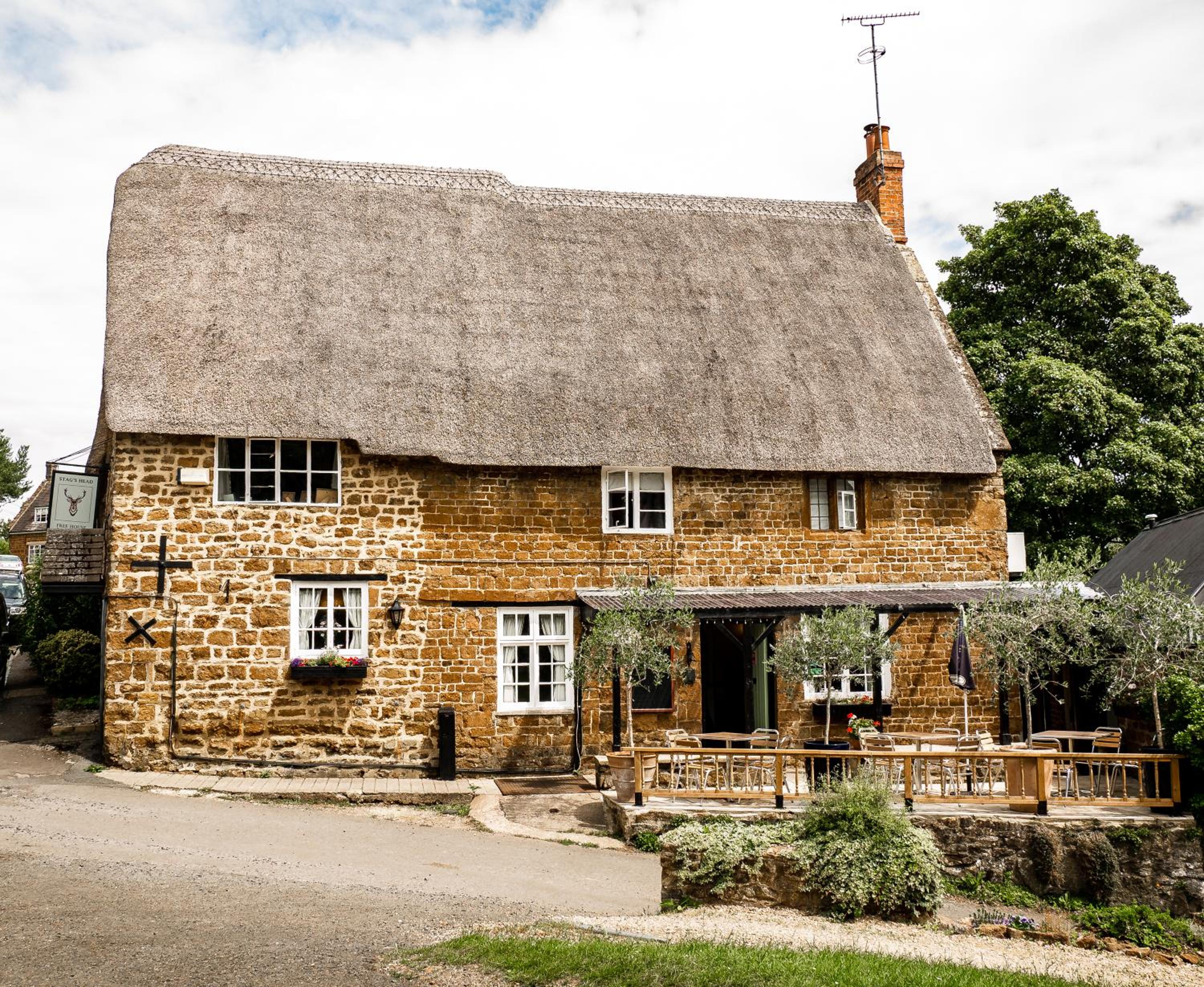 Hotel Stag's Head - Image 1