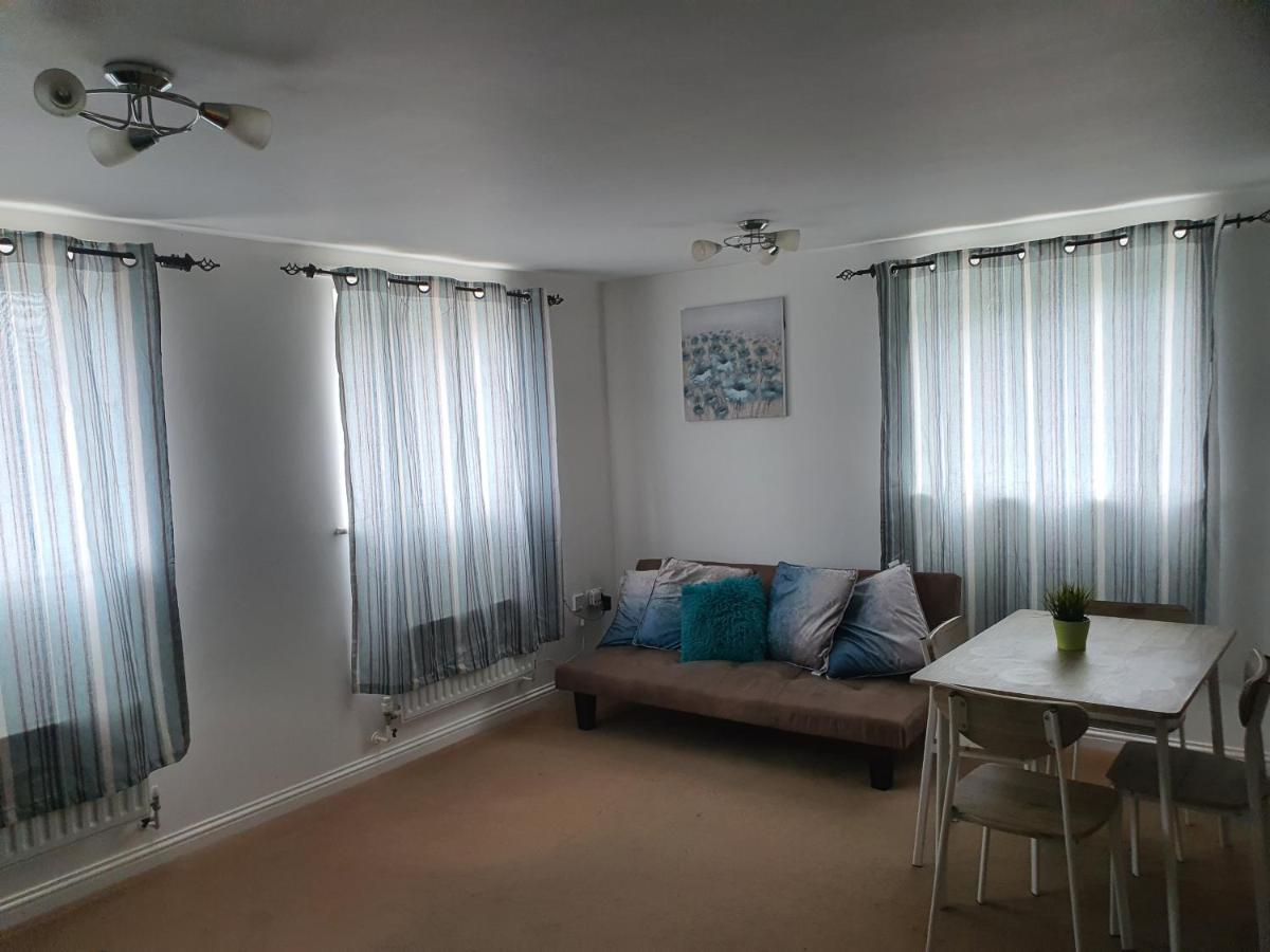 Vetrelax Basildon Crosse Apartment view 4